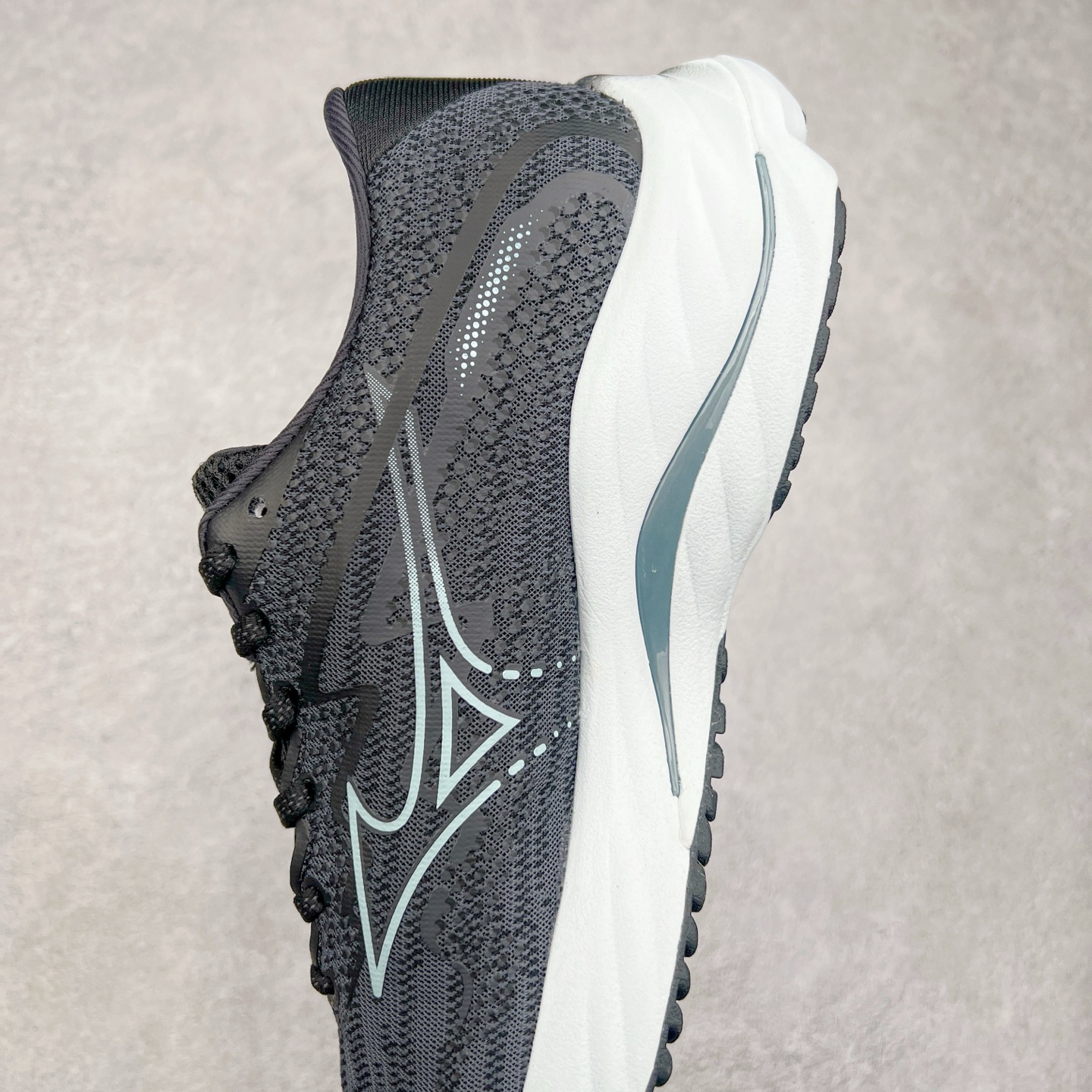 图片[7]-Mizuno Wave Rider 27 美津浓复古厚底织物合成革防滑耐磨透气低帮休闲跑步鞋 美津浓（Mizuno）是日本美津浓株式会社于1906年创立的运动品牌，经过一个多世纪的不断努力现已成为世界著名的运动器具、服装和鞋类生产商。美津浓力求服务于各类运动项目，并竭力使运动生活更加愉快和振奋。产品种类齐全，覆盖几乎全部主要运动项目，达到30万多个品类。尺码：36 36.5 37.5 38 38.5 39 40 40.5 41 42 42.5 43 44 44.5 45-选品中心