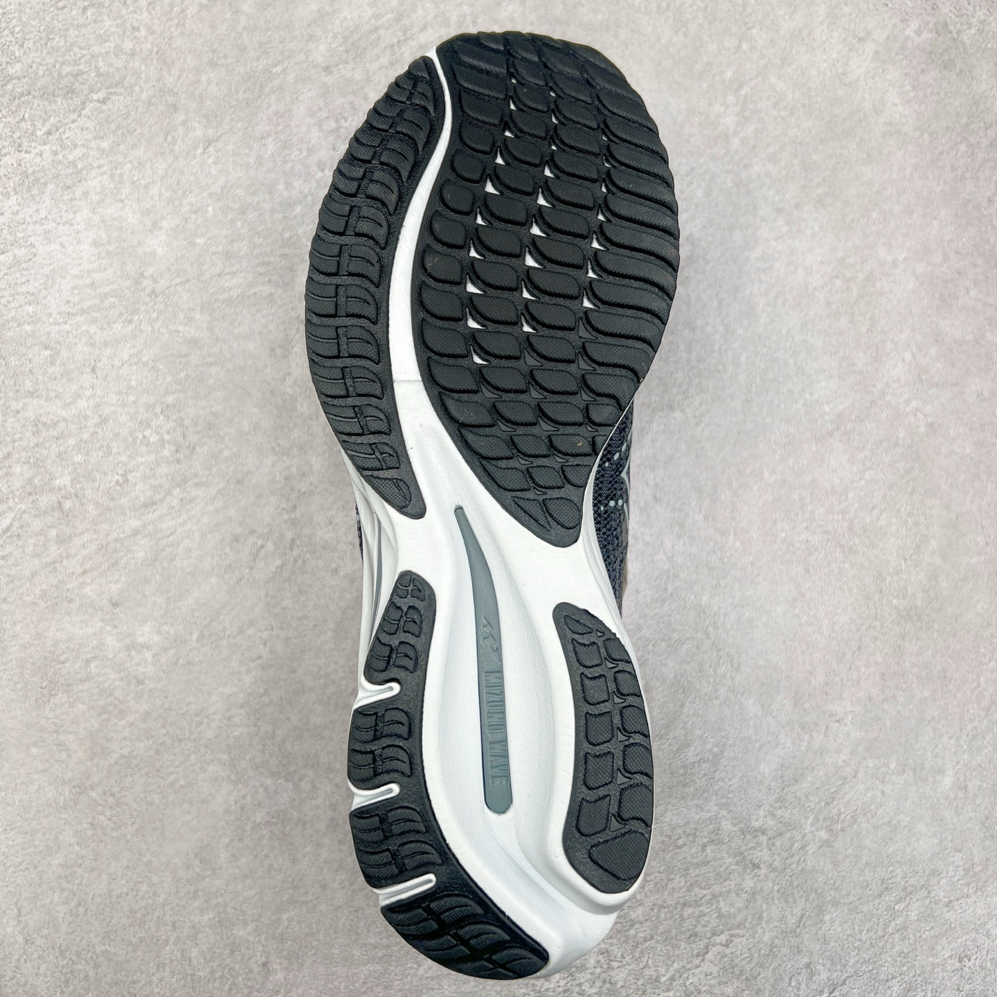 图片[9]-Mizuno Wave Rider 27 美津浓复古厚底织物合成革防滑耐磨透气低帮休闲跑步鞋 美津浓（Mizuno）是日本美津浓株式会社于1906年创立的运动品牌，经过一个多世纪的不断努力现已成为世界著名的运动器具、服装和鞋类生产商。美津浓力求服务于各类运动项目，并竭力使运动生活更加愉快和振奋。产品种类齐全，覆盖几乎全部主要运动项目，达到30万多个品类。尺码：36 36.5 37.5 38 38.5 39 40 40.5 41 42 42.5 43 44 44.5 45-选品中心