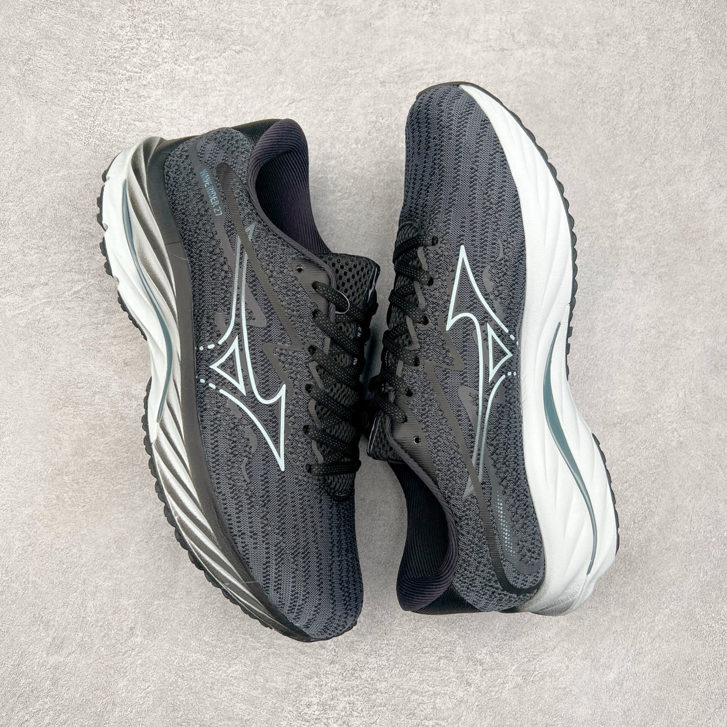 图片[3]-Mizuno Wave Rider 27 美津浓复古厚底织物合成革防滑耐磨透气低帮休闲跑步鞋 美津浓（Mizuno）是日本美津浓株式会社于1906年创立的运动品牌，经过一个多世纪的不断努力现已成为世界著名的运动器具、服装和鞋类生产商。美津浓力求服务于各类运动项目，并竭力使运动生活更加愉快和振奋。产品种类齐全，覆盖几乎全部主要运动项目，达到30万多个品类。尺码：36 36.5 37.5 38 38.5 39 40 40.5 41 42 42.5 43 44 44.5 45-选品中心