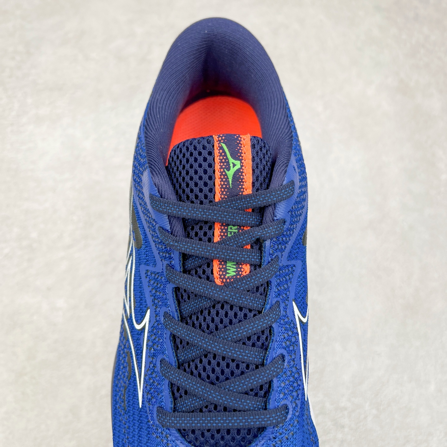 图片[5]-Mizuno Wave Rider 27 美津浓复古厚底织物合成革防滑耐磨透气低帮休闲跑步鞋 美津浓（Mizuno）是日本美津浓株式会社于1906年创立的运动品牌，经过一个多世纪的不断努力现已成为世界著名的运动器具、服装和鞋类生产商。美津浓力求服务于各类运动项目，并竭力使运动生活更加愉快和振奋。产品种类齐全，覆盖几乎全部主要运动项目，达到30万多个品类。尺码：36 36.5 37.5 38 38.5 39 40 40.5 41 42 42.5 43 44 44.5 45-选品中心