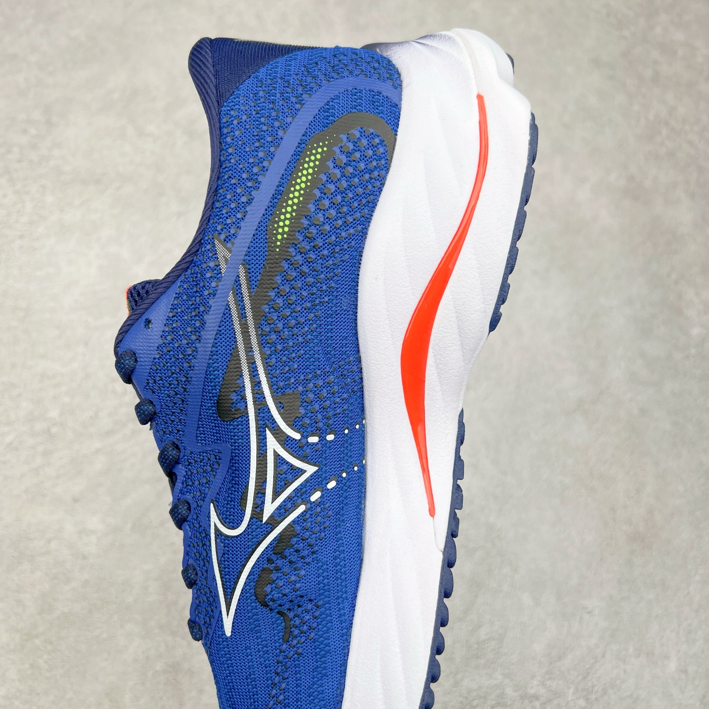 图片[7]-Mizuno Wave Rider 27 美津浓复古厚底织物合成革防滑耐磨透气低帮休闲跑步鞋 美津浓（Mizuno）是日本美津浓株式会社于1906年创立的运动品牌，经过一个多世纪的不断努力现已成为世界著名的运动器具、服装和鞋类生产商。美津浓力求服务于各类运动项目，并竭力使运动生活更加愉快和振奋。产品种类齐全，覆盖几乎全部主要运动项目，达到30万多个品类。尺码：36 36.5 37.5 38 38.5 39 40 40.5 41 42 42.5 43 44 44.5 45-选品中心