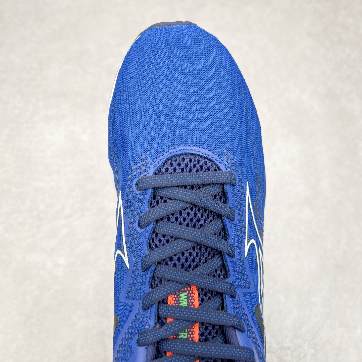 图片[4]-Mizuno Wave Rider 27 美津浓复古厚底织物合成革防滑耐磨透气低帮休闲跑步鞋 美津浓（Mizuno）是日本美津浓株式会社于1906年创立的运动品牌，经过一个多世纪的不断努力现已成为世界著名的运动器具、服装和鞋类生产商。美津浓力求服务于各类运动项目，并竭力使运动生活更加愉快和振奋。产品种类齐全，覆盖几乎全部主要运动项目，达到30万多个品类。尺码：36 36.5 37.5 38 38.5 39 40 40.5 41 42 42.5 43 44 44.5 45-选品中心