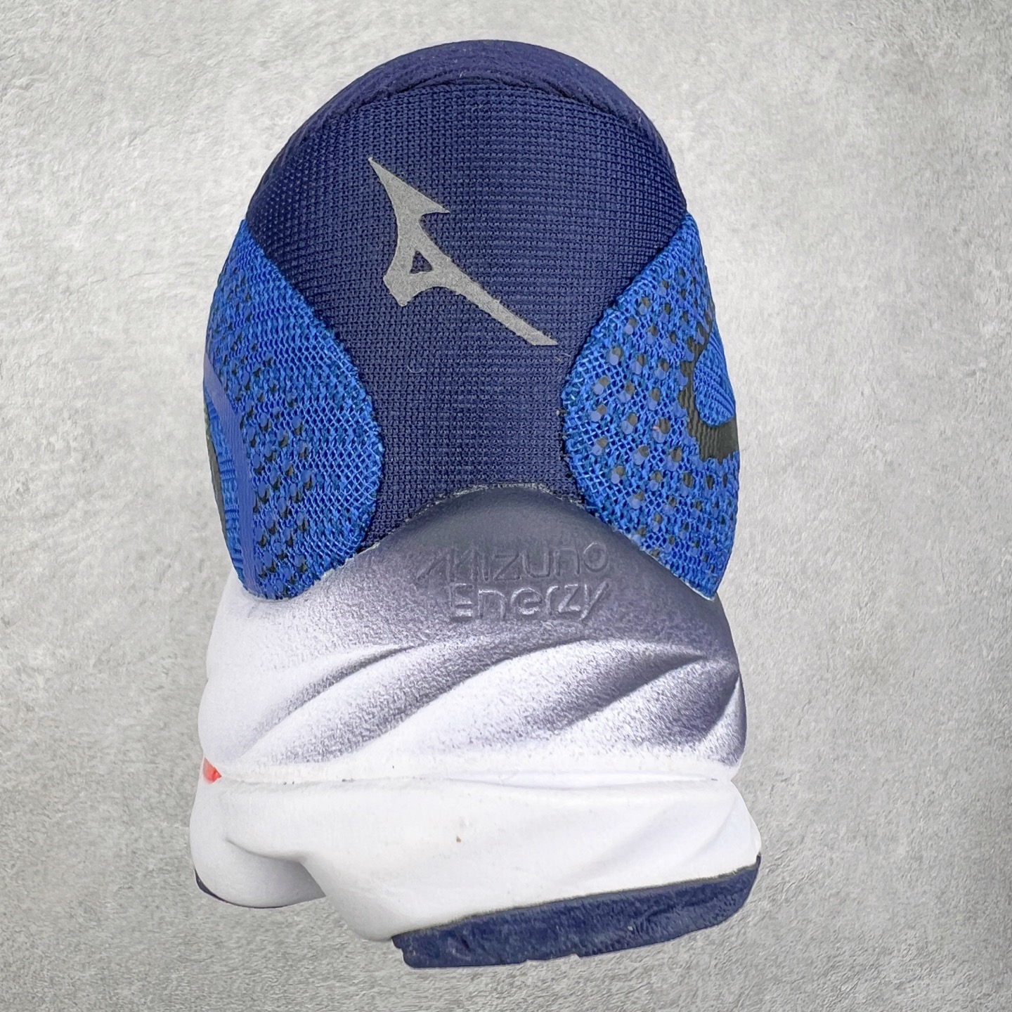 图片[8]-Mizuno Wave Rider 27 美津浓复古厚底织物合成革防滑耐磨透气低帮休闲跑步鞋 美津浓（Mizuno）是日本美津浓株式会社于1906年创立的运动品牌，经过一个多世纪的不断努力现已成为世界著名的运动器具、服装和鞋类生产商。美津浓力求服务于各类运动项目，并竭力使运动生活更加愉快和振奋。产品种类齐全，覆盖几乎全部主要运动项目，达到30万多个品类。尺码：36 36.5 37.5 38 38.5 39 40 40.5 41 42 42.5 43 44 44.5 45-选品中心