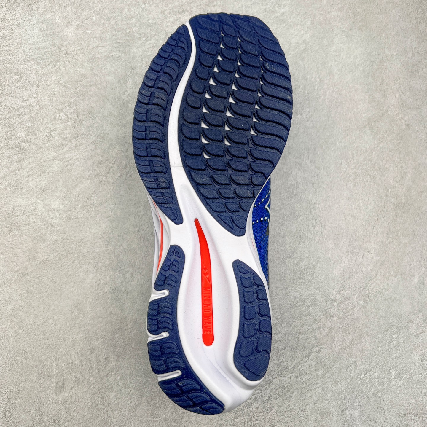 图片[9]-Mizuno Wave Rider 27 美津浓复古厚底织物合成革防滑耐磨透气低帮休闲跑步鞋 美津浓（Mizuno）是日本美津浓株式会社于1906年创立的运动品牌，经过一个多世纪的不断努力现已成为世界著名的运动器具、服装和鞋类生产商。美津浓力求服务于各类运动项目，并竭力使运动生活更加愉快和振奋。产品种类齐全，覆盖几乎全部主要运动项目，达到30万多个品类。尺码：36 36.5 37.5 38 38.5 39 40 40.5 41 42 42.5 43 44 44.5 45-选品中心