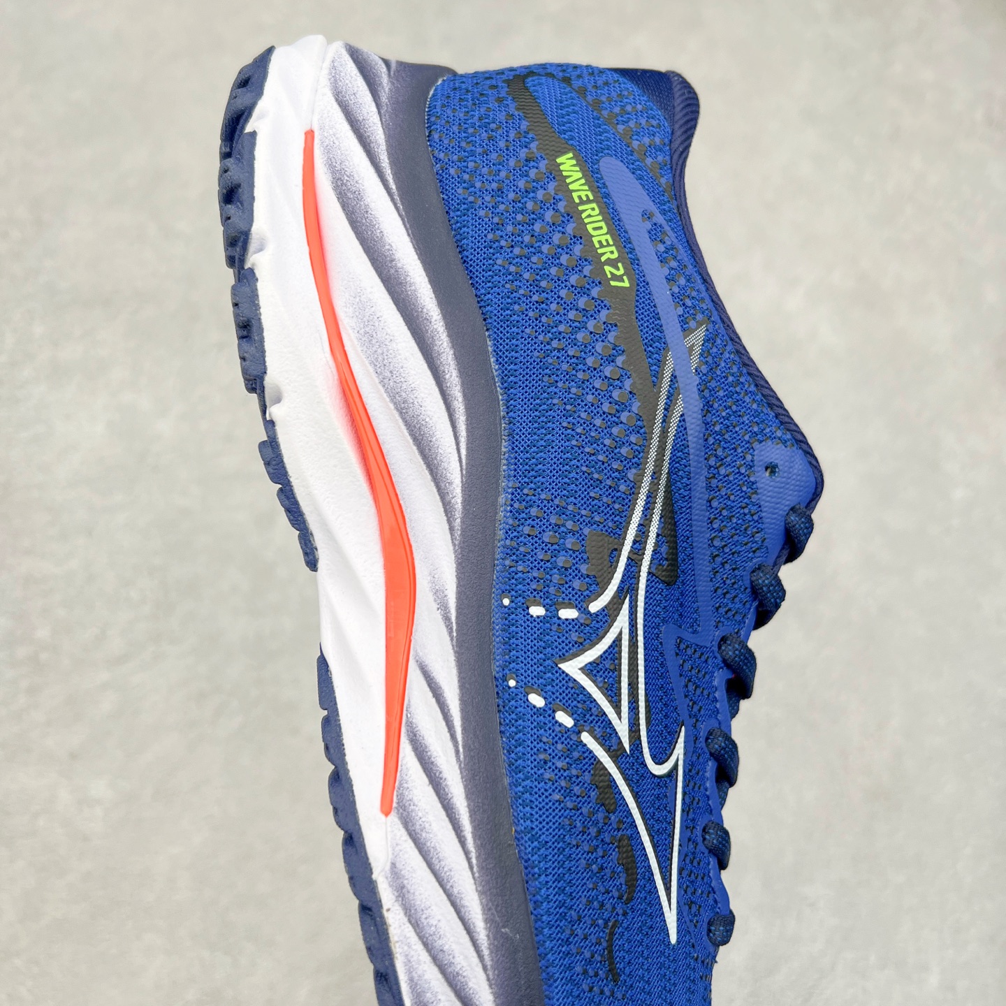 图片[6]-Mizuno Wave Rider 27 美津浓复古厚底织物合成革防滑耐磨透气低帮休闲跑步鞋 美津浓（Mizuno）是日本美津浓株式会社于1906年创立的运动品牌，经过一个多世纪的不断努力现已成为世界著名的运动器具、服装和鞋类生产商。美津浓力求服务于各类运动项目，并竭力使运动生活更加愉快和振奋。产品种类齐全，覆盖几乎全部主要运动项目，达到30万多个品类。尺码：36 36.5 37.5 38 38.5 39 40 40.5 41 42 42.5 43 44 44.5 45-选品中心