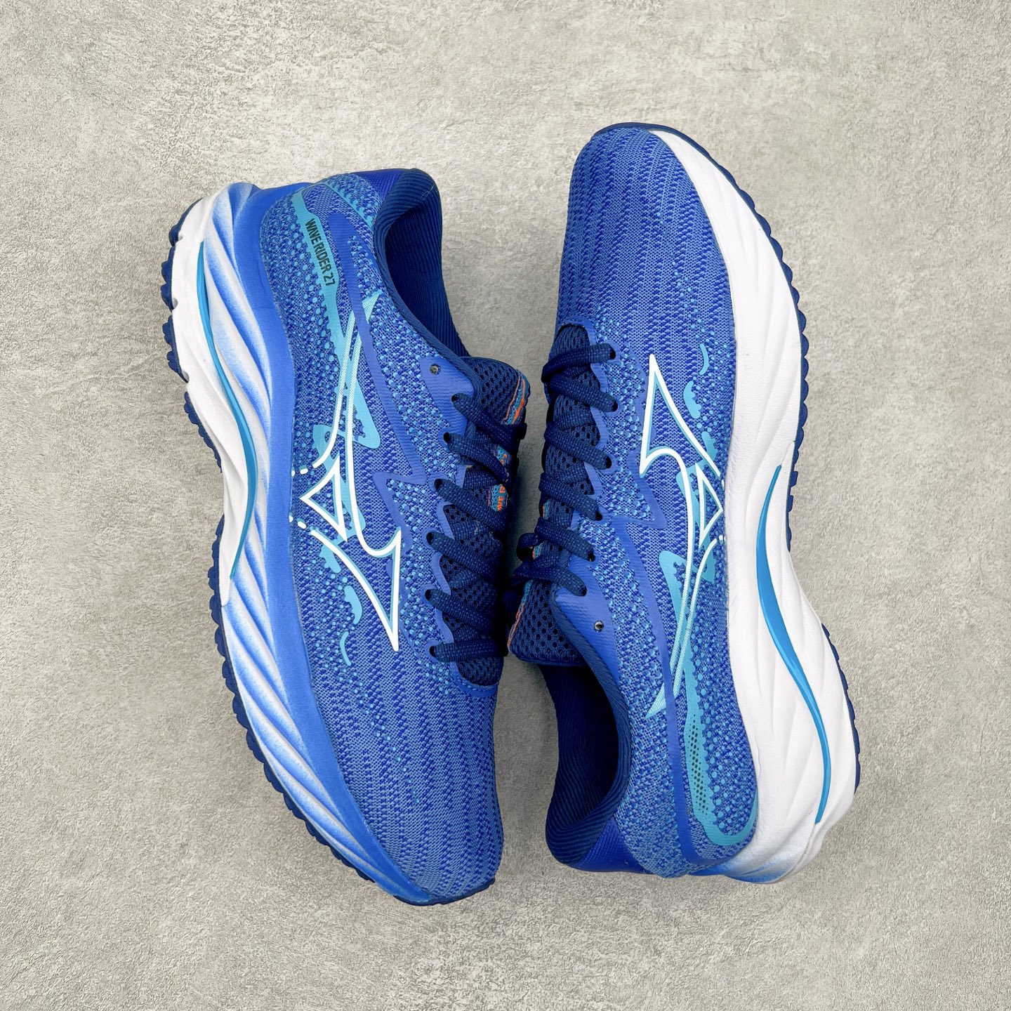 图片[3]-Mizuno Wave Rider 27 美津浓复古厚底织物合成革防滑耐磨透气低帮休闲跑步鞋 美津浓（Mizuno）是日本美津浓株式会社于1906年创立的运动品牌，经过一个多世纪的不断努力现已成为世界著名的运动器具、服装和鞋类生产商。美津浓力求服务于各类运动项目，并竭力使运动生活更加愉快和振奋。产品种类齐全，覆盖几乎全部主要运动项目，达到30万多个品类。尺码：36 36.5 37.5 38 38.5 39 40 40.5 41 42 42.5 43 44 44.5 45-选品中心