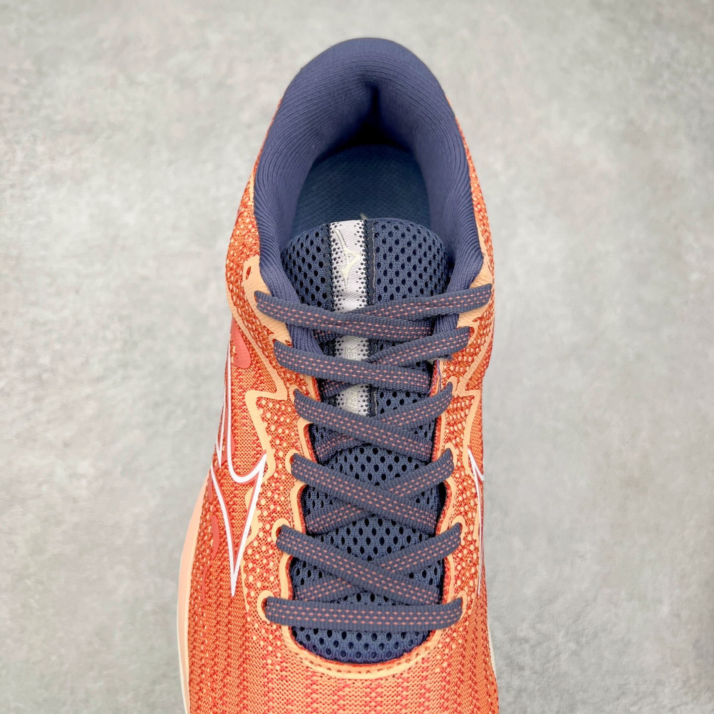 图片[5]-Mizuno Wave Rider 27 美津浓复古厚底织物合成革防滑耐磨透气低帮休闲跑步鞋 美津浓（Mizuno）是日本美津浓株式会社于1906年创立的运动品牌，经过一个多世纪的不断努力现已成为世界著名的运动器具、服装和鞋类生产商。美津浓力求服务于各类运动项目，并竭力使运动生活更加愉快和振奋。产品种类齐全，覆盖几乎全部主要运动项目，达到30万多个品类。尺码：36 36.5 37.5 38 38.5 39 40 40.5 41 42 42.5 43 44 44.5 45-选品中心