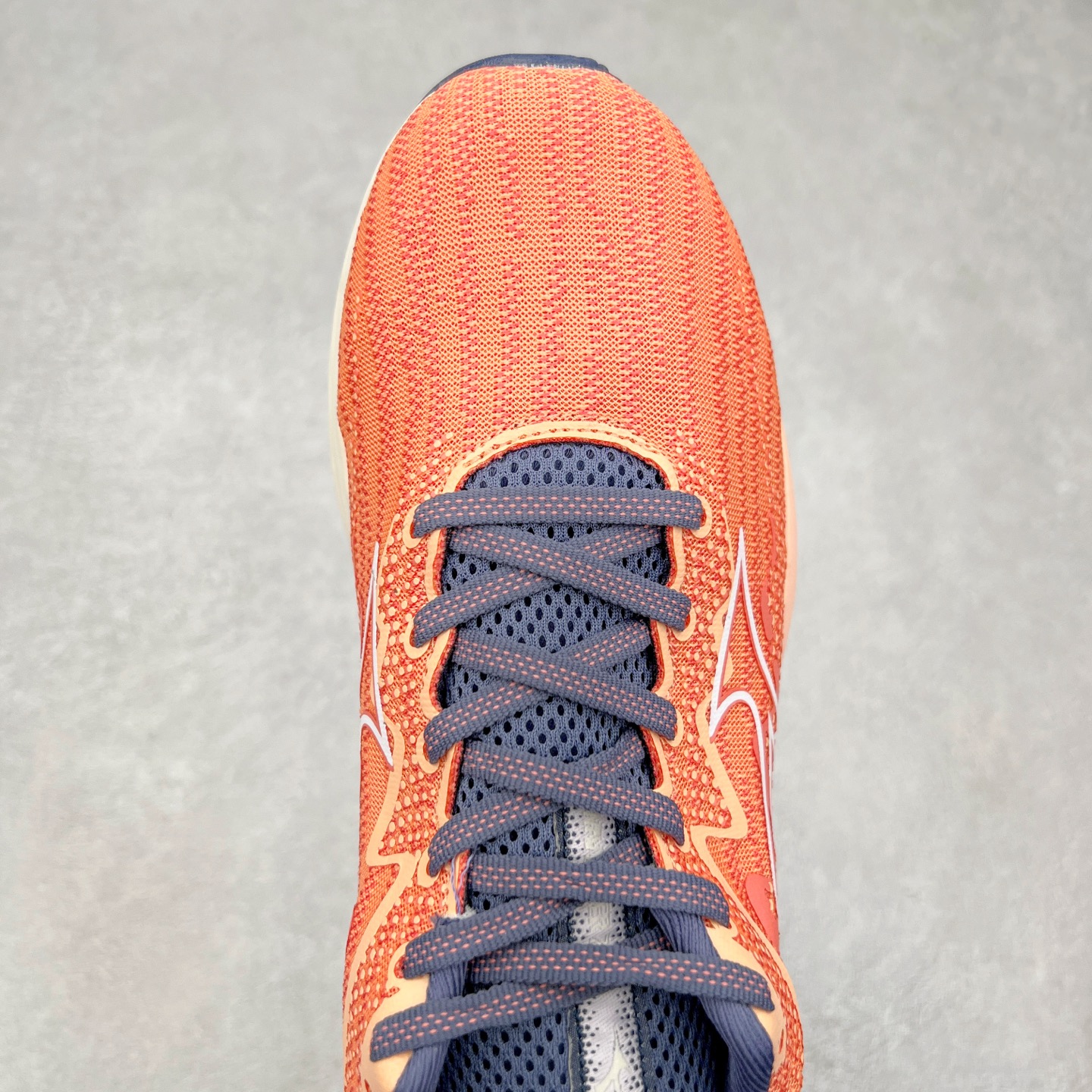 图片[4]-Mizuno Wave Rider 27 美津浓复古厚底织物合成革防滑耐磨透气低帮休闲跑步鞋 美津浓（Mizuno）是日本美津浓株式会社于1906年创立的运动品牌，经过一个多世纪的不断努力现已成为世界著名的运动器具、服装和鞋类生产商。美津浓力求服务于各类运动项目，并竭力使运动生活更加愉快和振奋。产品种类齐全，覆盖几乎全部主要运动项目，达到30万多个品类。尺码：36 36.5 37.5 38 38.5 39 40 40.5 41 42 42.5 43 44 44.5 45-选品中心