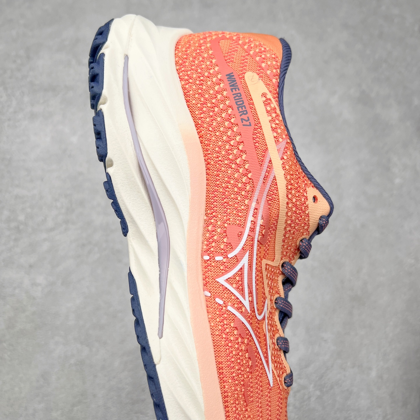 图片[6]-Mizuno Wave Rider 27 美津浓复古厚底织物合成革防滑耐磨透气低帮休闲跑步鞋 美津浓（Mizuno）是日本美津浓株式会社于1906年创立的运动品牌，经过一个多世纪的不断努力现已成为世界著名的运动器具、服装和鞋类生产商。美津浓力求服务于各类运动项目，并竭力使运动生活更加愉快和振奋。产品种类齐全，覆盖几乎全部主要运动项目，达到30万多个品类。尺码：36 36.5 37.5 38 38.5 39 40 40.5 41 42 42.5 43 44 44.5 45-选品中心