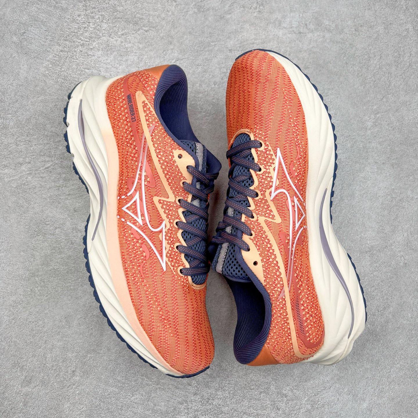 图片[3]-Mizuno Wave Rider 27 美津浓复古厚底织物合成革防滑耐磨透气低帮休闲跑步鞋 美津浓（Mizuno）是日本美津浓株式会社于1906年创立的运动品牌，经过一个多世纪的不断努力现已成为世界著名的运动器具、服装和鞋类生产商。美津浓力求服务于各类运动项目，并竭力使运动生活更加愉快和振奋。产品种类齐全，覆盖几乎全部主要运动项目，达到30万多个品类。尺码：36 36.5 37.5 38 38.5 39 40 40.5 41 42 42.5 43 44 44.5 45-选品中心