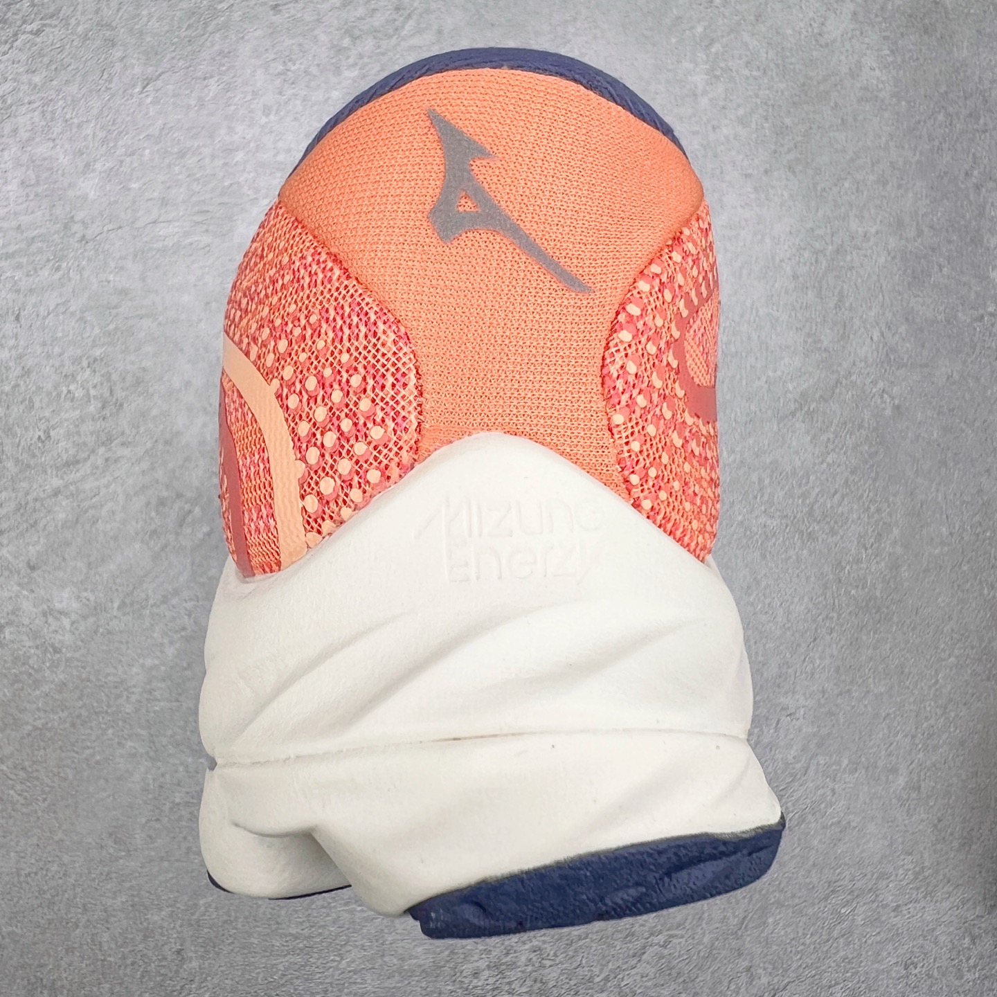 图片[8]-Mizuno Wave Rider 27 美津浓复古厚底织物合成革防滑耐磨透气低帮休闲跑步鞋 美津浓（Mizuno）是日本美津浓株式会社于1906年创立的运动品牌，经过一个多世纪的不断努力现已成为世界著名的运动器具、服装和鞋类生产商。美津浓力求服务于各类运动项目，并竭力使运动生活更加愉快和振奋。产品种类齐全，覆盖几乎全部主要运动项目，达到30万多个品类。尺码：36 36.5 37.5 38 38.5 39 40 40.5 41 42 42.5 43 44 44.5 45-选品中心