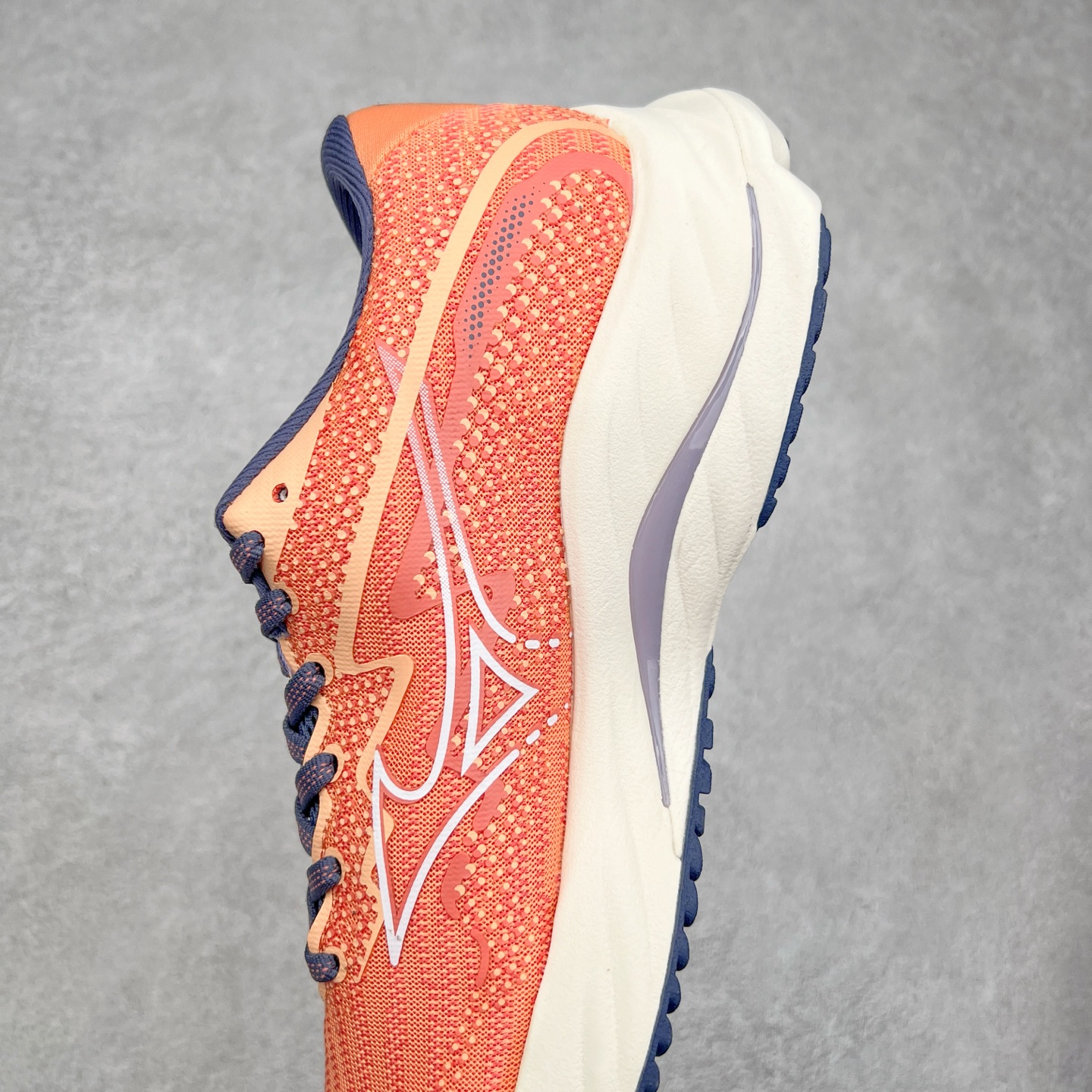 图片[7]-Mizuno Wave Rider 27 美津浓复古厚底织物合成革防滑耐磨透气低帮休闲跑步鞋 美津浓（Mizuno）是日本美津浓株式会社于1906年创立的运动品牌，经过一个多世纪的不断努力现已成为世界著名的运动器具、服装和鞋类生产商。美津浓力求服务于各类运动项目，并竭力使运动生活更加愉快和振奋。产品种类齐全，覆盖几乎全部主要运动项目，达到30万多个品类。尺码：36 36.5 37.5 38 38.5 39 40 40.5 41 42 42.5 43 44 44.5 45-选品中心