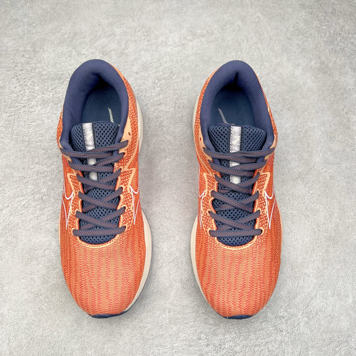 图片[2]-Mizuno Wave Rider 27 美津浓复古厚底织物合成革防滑耐磨透气低帮休闲跑步鞋 美津浓（Mizuno）是日本美津浓株式会社于1906年创立的运动品牌，经过一个多世纪的不断努力现已成为世界著名的运动器具、服装和鞋类生产商。美津浓力求服务于各类运动项目，并竭力使运动生活更加愉快和振奋。产品种类齐全，覆盖几乎全部主要运动项目，达到30万多个品类。尺码：36 36.5 37.5 38 38.5 39 40 40.5 41 42 42.5 43 44 44.5 45-选品中心