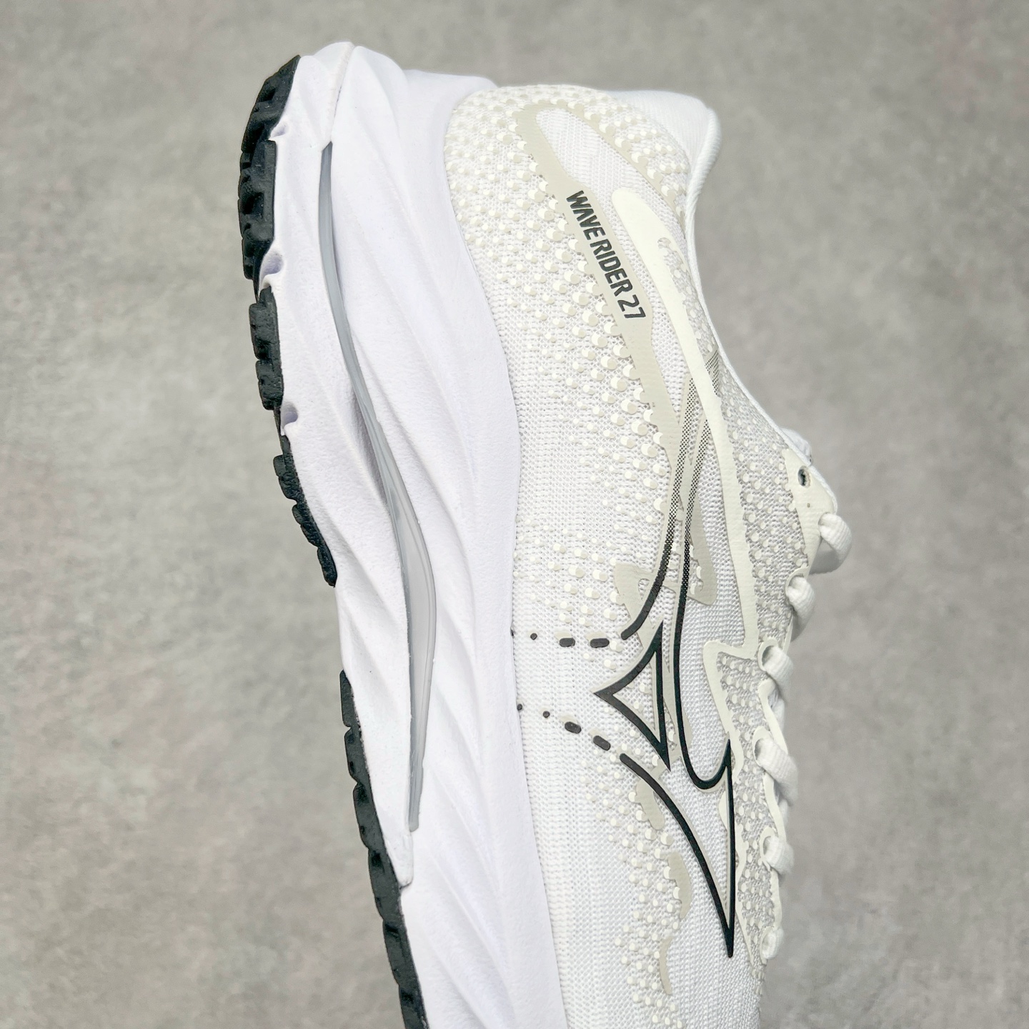 图片[6]-Mizuno Wave Rider 27 美津浓复古厚底织物合成革防滑耐磨透气低帮休闲跑步鞋 美津浓（Mizuno）是日本美津浓株式会社于1906年创立的运动品牌，经过一个多世纪的不断努力现已成为世界著名的运动器具、服装和鞋类生产商。美津浓力求服务于各类运动项目，并竭力使运动生活更加愉快和振奋。产品种类齐全，覆盖几乎全部主要运动项目，达到30万多个品类。尺码：36 36.5 37.5 38 38.5 39 40 40.5 41 42 42.5 43 44 44.5 45-选品中心