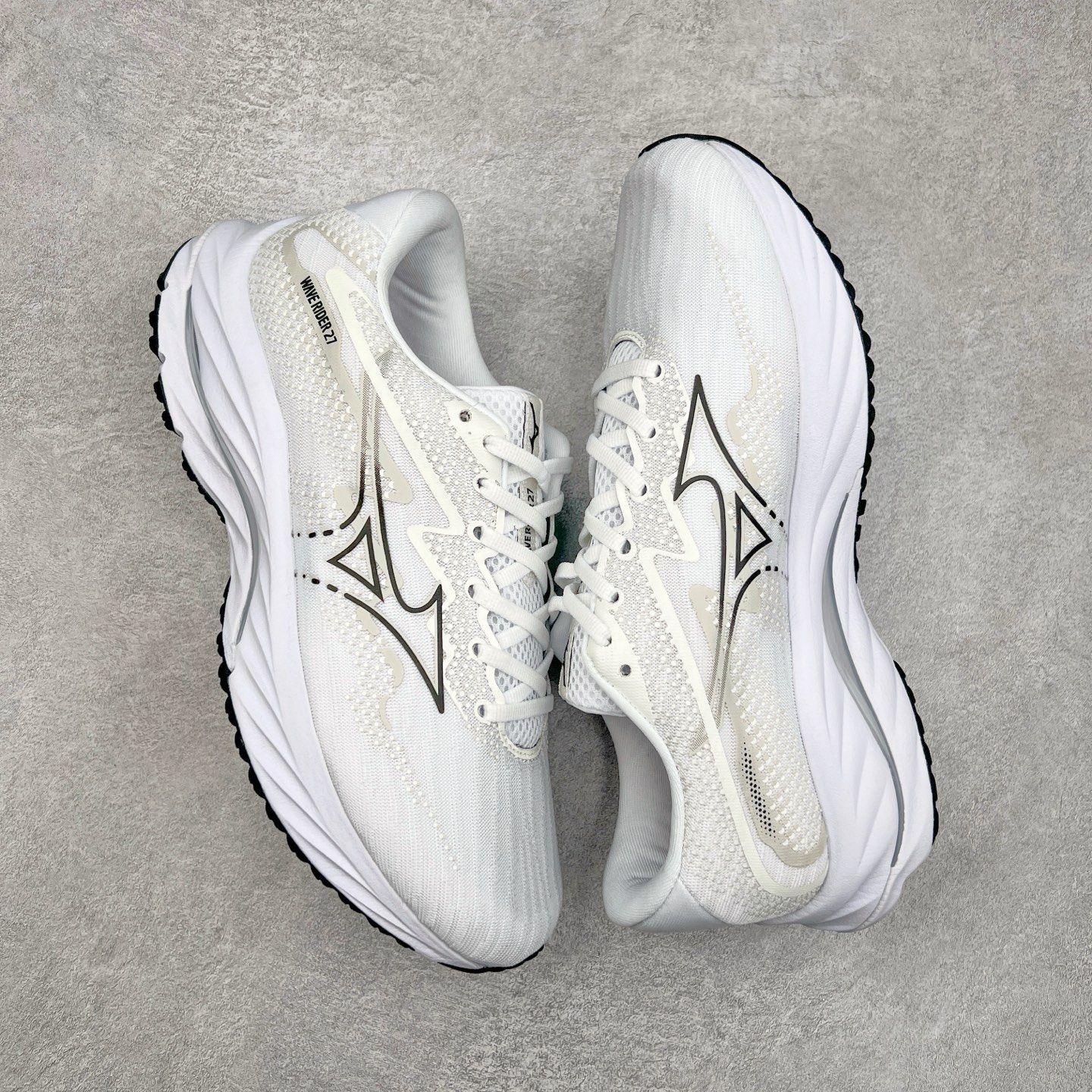 图片[3]-Mizuno Wave Rider 27 美津浓复古厚底织物合成革防滑耐磨透气低帮休闲跑步鞋 美津浓（Mizuno）是日本美津浓株式会社于1906年创立的运动品牌，经过一个多世纪的不断努力现已成为世界著名的运动器具、服装和鞋类生产商。美津浓力求服务于各类运动项目，并竭力使运动生活更加愉快和振奋。产品种类齐全，覆盖几乎全部主要运动项目，达到30万多个品类。尺码：36 36.5 37.5 38 38.5 39 40 40.5 41 42 42.5 43 44 44.5 45-选品中心