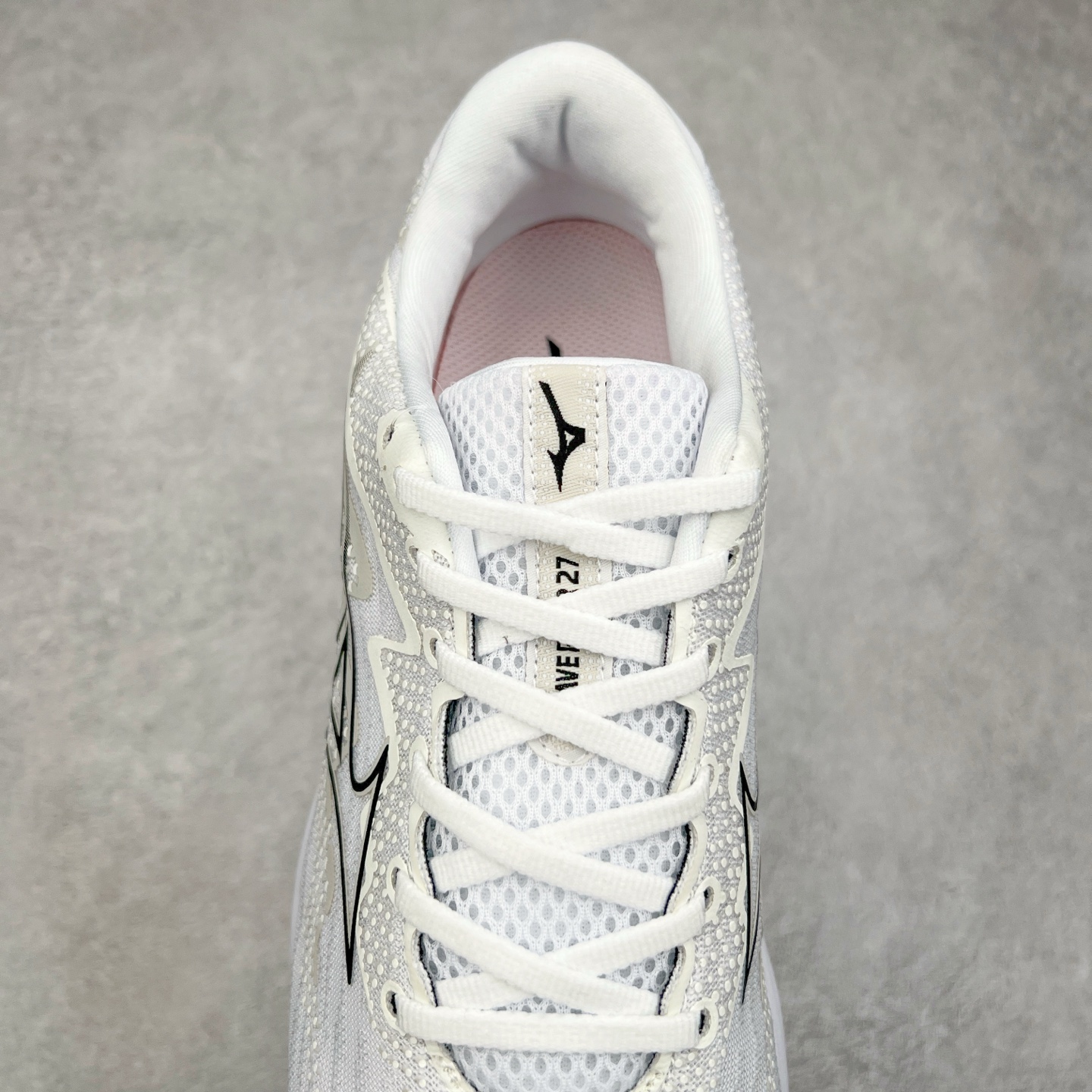 图片[5]-Mizuno Wave Rider 27 美津浓复古厚底织物合成革防滑耐磨透气低帮休闲跑步鞋 美津浓（Mizuno）是日本美津浓株式会社于1906年创立的运动品牌，经过一个多世纪的不断努力现已成为世界著名的运动器具、服装和鞋类生产商。美津浓力求服务于各类运动项目，并竭力使运动生活更加愉快和振奋。产品种类齐全，覆盖几乎全部主要运动项目，达到30万多个品类。尺码：36 36.5 37.5 38 38.5 39 40 40.5 41 42 42.5 43 44 44.5 45-选品中心