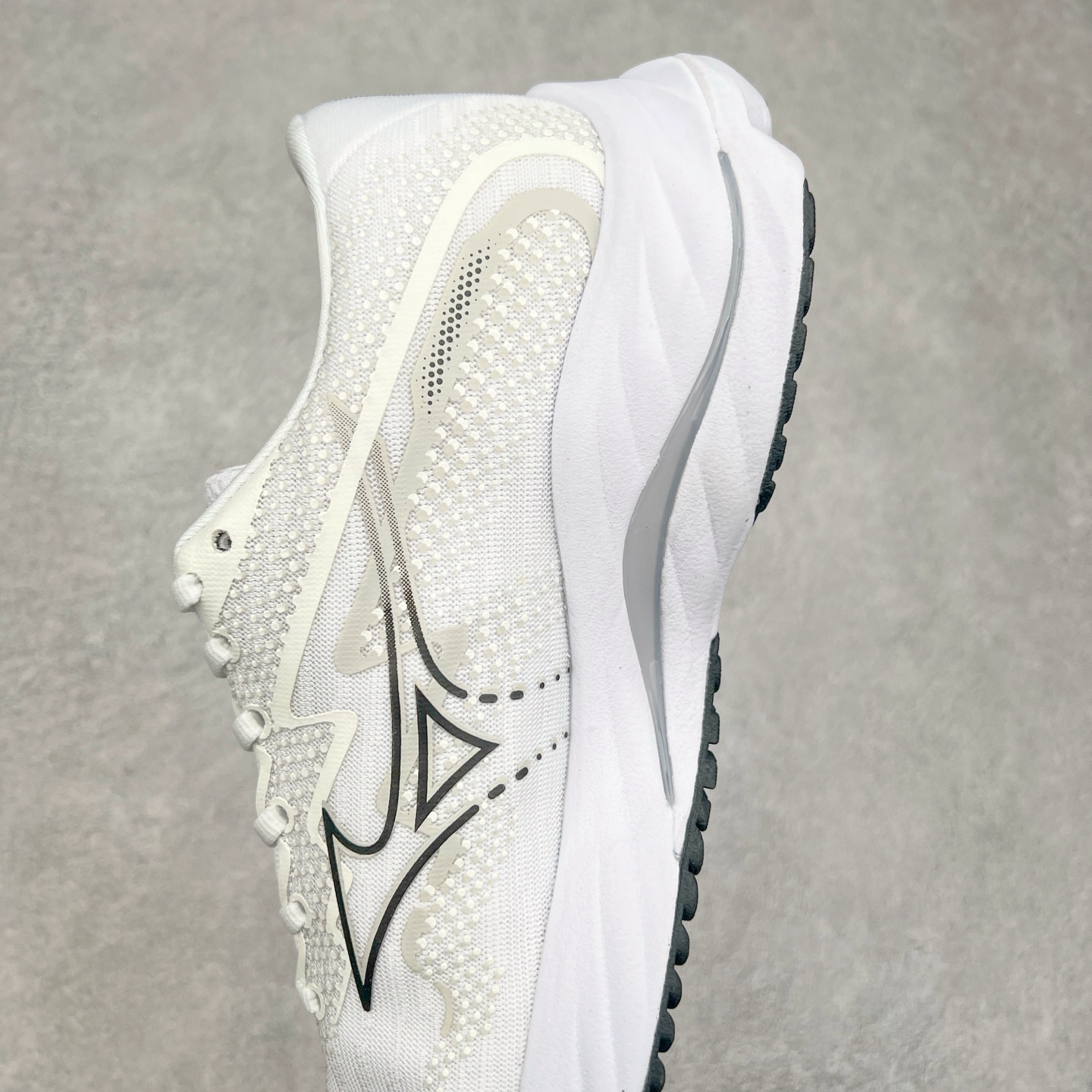 图片[7]-Mizuno Wave Rider 27 美津浓复古厚底织物合成革防滑耐磨透气低帮休闲跑步鞋 美津浓（Mizuno）是日本美津浓株式会社于1906年创立的运动品牌，经过一个多世纪的不断努力现已成为世界著名的运动器具、服装和鞋类生产商。美津浓力求服务于各类运动项目，并竭力使运动生活更加愉快和振奋。产品种类齐全，覆盖几乎全部主要运动项目，达到30万多个品类。尺码：36 36.5 37.5 38 38.5 39 40 40.5 41 42 42.5 43 44 44.5 45-选品中心