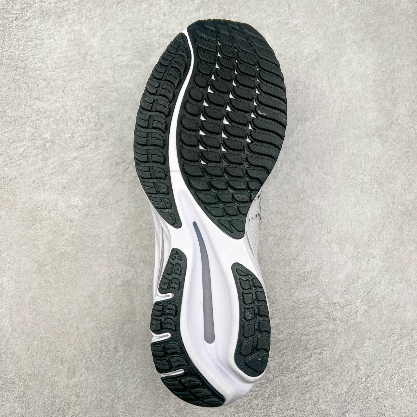 图片[9]-Mizuno Wave Rider 27 美津浓复古厚底织物合成革防滑耐磨透气低帮休闲跑步鞋 美津浓（Mizuno）是日本美津浓株式会社于1906年创立的运动品牌，经过一个多世纪的不断努力现已成为世界著名的运动器具、服装和鞋类生产商。美津浓力求服务于各类运动项目，并竭力使运动生活更加愉快和振奋。产品种类齐全，覆盖几乎全部主要运动项目，达到30万多个品类。尺码：36 36.5 37.5 38 38.5 39 40 40.5 41 42 42.5 43 44 44.5 45-选品中心