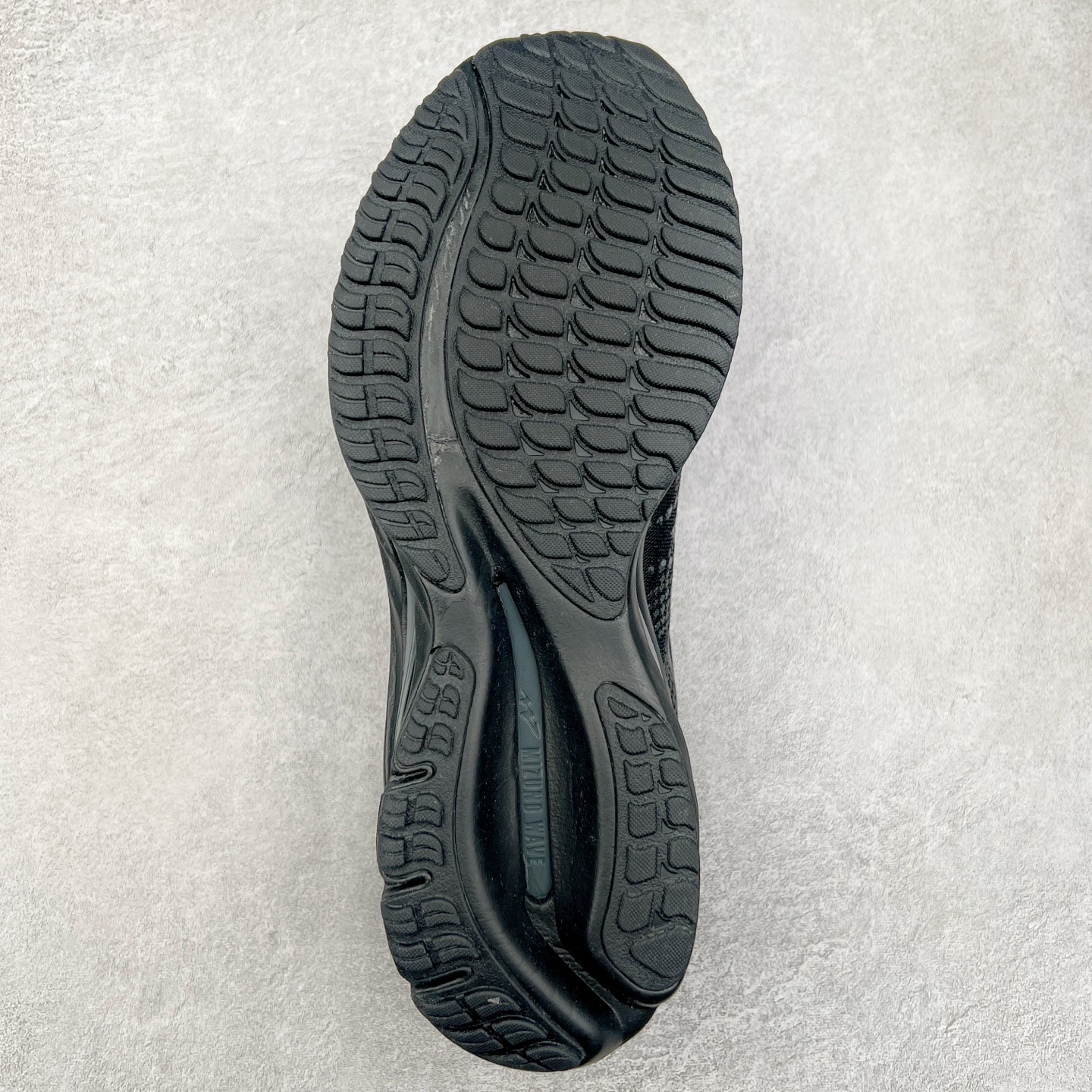 图片[9]-Mizuno Wave Rider 27 美津浓复古厚底织物合成革防滑耐磨透气低帮休闲跑步鞋 美津浓（Mizuno）是日本美津浓株式会社于1906年创立的运动品牌，经过一个多世纪的不断努力现已成为世界著名的运动器具、服装和鞋类生产商。美津浓力求服务于各类运动项目，并竭力使运动生活更加愉快和振奋。产品种类齐全，覆盖几乎全部主要运动项目，达到30万多个品类。尺码：36 36.5 37.5 38 38.5 39 40 40.5 41 42 42.5 43 44 44.5 45-选品中心