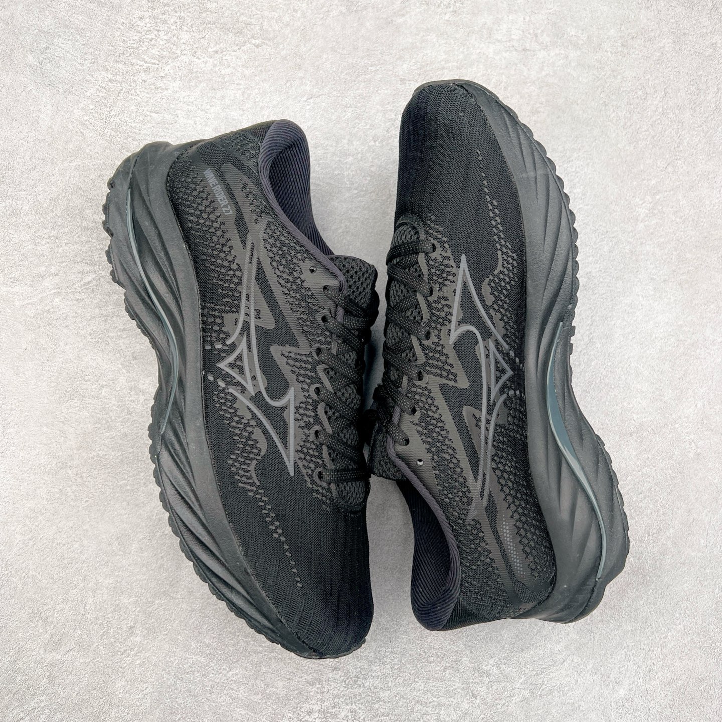 图片[3]-Mizuno Wave Rider 27 美津浓复古厚底织物合成革防滑耐磨透气低帮休闲跑步鞋 美津浓（Mizuno）是日本美津浓株式会社于1906年创立的运动品牌，经过一个多世纪的不断努力现已成为世界著名的运动器具、服装和鞋类生产商。美津浓力求服务于各类运动项目，并竭力使运动生活更加愉快和振奋。产品种类齐全，覆盖几乎全部主要运动项目，达到30万多个品类。尺码：36 36.5 37.5 38 38.5 39 40 40.5 41 42 42.5 43 44 44.5 45-选品中心