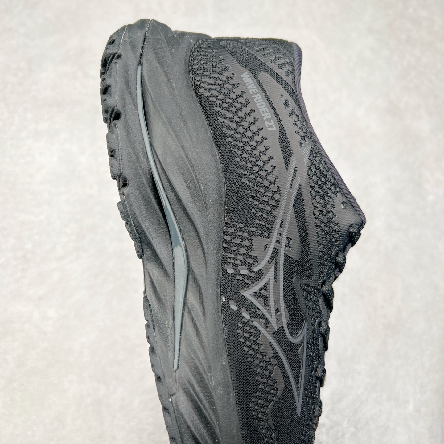 图片[6]-Mizuno Wave Rider 27 美津浓复古厚底织物合成革防滑耐磨透气低帮休闲跑步鞋 美津浓（Mizuno）是日本美津浓株式会社于1906年创立的运动品牌，经过一个多世纪的不断努力现已成为世界著名的运动器具、服装和鞋类生产商。美津浓力求服务于各类运动项目，并竭力使运动生活更加愉快和振奋。产品种类齐全，覆盖几乎全部主要运动项目，达到30万多个品类。尺码：36 36.5 37.5 38 38.5 39 40 40.5 41 42 42.5 43 44 44.5 45-选品中心