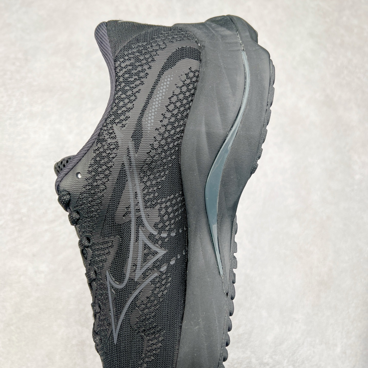 图片[7]-Mizuno Wave Rider 27 美津浓复古厚底织物合成革防滑耐磨透气低帮休闲跑步鞋 美津浓（Mizuno）是日本美津浓株式会社于1906年创立的运动品牌，经过一个多世纪的不断努力现已成为世界著名的运动器具、服装和鞋类生产商。美津浓力求服务于各类运动项目，并竭力使运动生活更加愉快和振奋。产品种类齐全，覆盖几乎全部主要运动项目，达到30万多个品类。尺码：36 36.5 37.5 38 38.5 39 40 40.5 41 42 42.5 43 44 44.5 45-选品中心