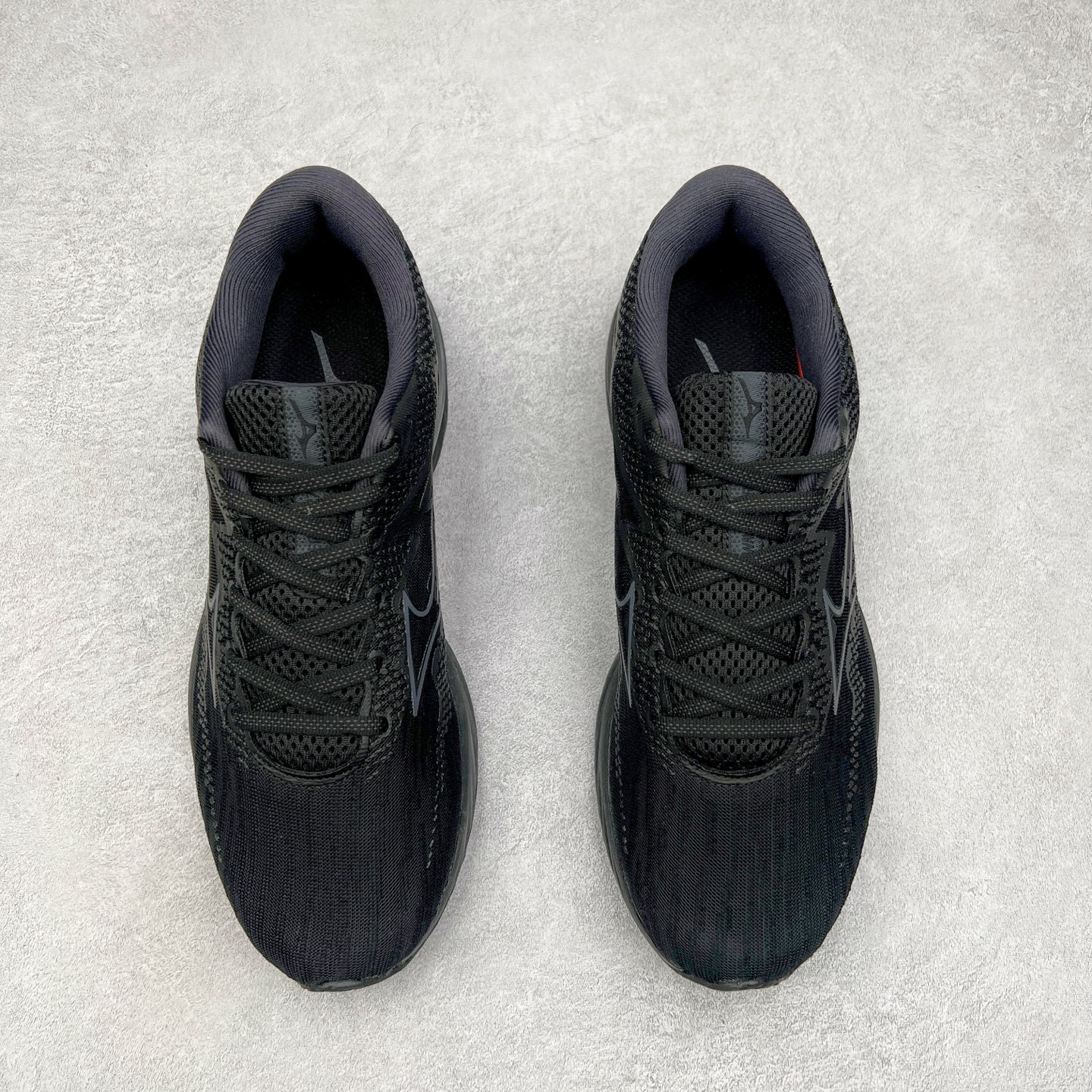 图片[2]-Mizuno Wave Rider 27 美津浓复古厚底织物合成革防滑耐磨透气低帮休闲跑步鞋 美津浓（Mizuno）是日本美津浓株式会社于1906年创立的运动品牌，经过一个多世纪的不断努力现已成为世界著名的运动器具、服装和鞋类生产商。美津浓力求服务于各类运动项目，并竭力使运动生活更加愉快和振奋。产品种类齐全，覆盖几乎全部主要运动项目，达到30万多个品类。尺码：36 36.5 37.5 38 38.5 39 40 40.5 41 42 42.5 43 44 44.5 45-选品中心