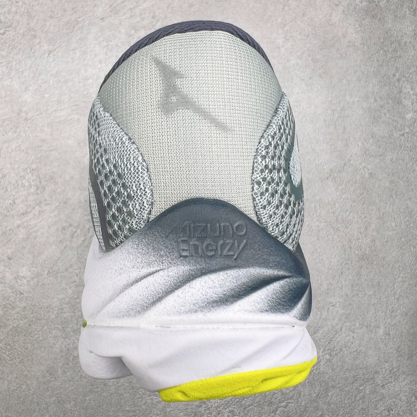 图片[8]-Mizuno Wave Rider 27 美津浓复古厚底织物合成革防滑耐磨透气低帮休闲跑步鞋 美津浓（Mizuno）是日本美津浓株式会社于1906年创立的运动品牌，经过一个多世纪的不断努力现已成为世界著名的运动器具、服装和鞋类生产商。美津浓力求服务于各类运动项目，并竭力使运动生活更加愉快和振奋。产品种类齐全，覆盖几乎全部主要运动项目，达到30万多个品类。尺码：36 36.5 37.5 38 38.5 39 40 40.5 41 42 42.5 43 44 44.5 45-选品中心