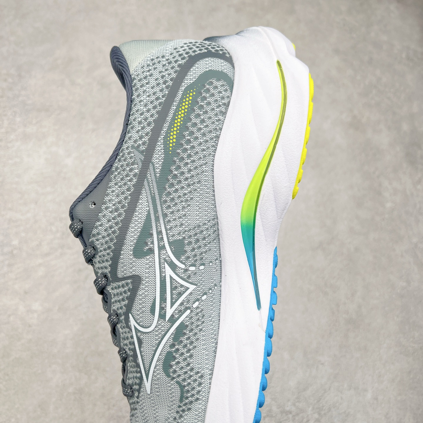 图片[7]-Mizuno Wave Rider 27 美津浓复古厚底织物合成革防滑耐磨透气低帮休闲跑步鞋 美津浓（Mizuno）是日本美津浓株式会社于1906年创立的运动品牌，经过一个多世纪的不断努力现已成为世界著名的运动器具、服装和鞋类生产商。美津浓力求服务于各类运动项目，并竭力使运动生活更加愉快和振奋。产品种类齐全，覆盖几乎全部主要运动项目，达到30万多个品类。尺码：36 36.5 37.5 38 38.5 39 40 40.5 41 42 42.5 43 44 44.5 45-选品中心