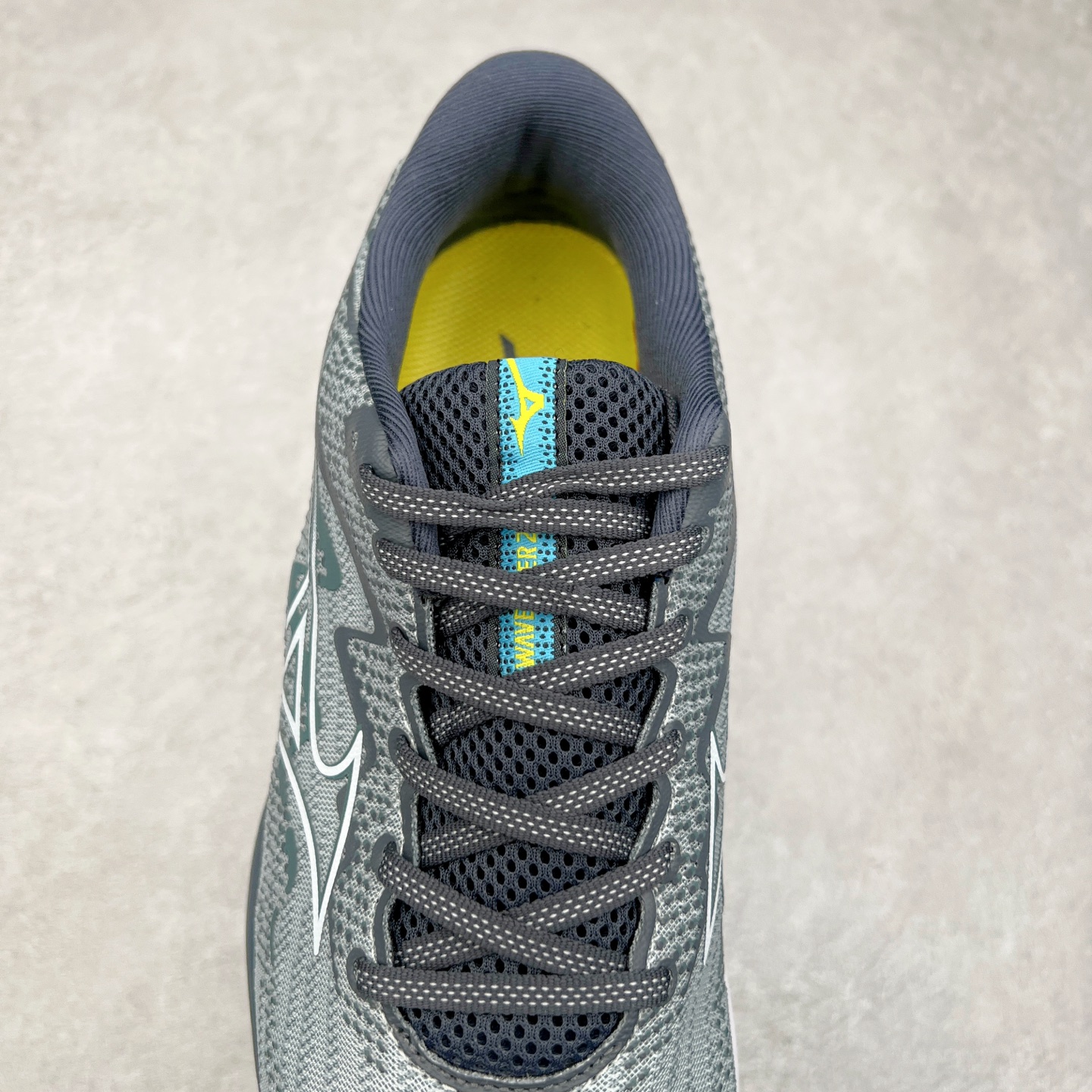 图片[5]-Mizuno Wave Rider 27 美津浓复古厚底织物合成革防滑耐磨透气低帮休闲跑步鞋 美津浓（Mizuno）是日本美津浓株式会社于1906年创立的运动品牌，经过一个多世纪的不断努力现已成为世界著名的运动器具、服装和鞋类生产商。美津浓力求服务于各类运动项目，并竭力使运动生活更加愉快和振奋。产品种类齐全，覆盖几乎全部主要运动项目，达到30万多个品类。尺码：36 36.5 37.5 38 38.5 39 40 40.5 41 42 42.5 43 44 44.5 45-选品中心