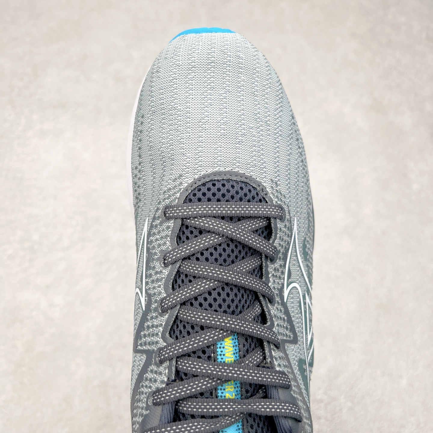 图片[4]-Mizuno Wave Rider 27 美津浓复古厚底织物合成革防滑耐磨透气低帮休闲跑步鞋 美津浓（Mizuno）是日本美津浓株式会社于1906年创立的运动品牌，经过一个多世纪的不断努力现已成为世界著名的运动器具、服装和鞋类生产商。美津浓力求服务于各类运动项目，并竭力使运动生活更加愉快和振奋。产品种类齐全，覆盖几乎全部主要运动项目，达到30万多个品类。尺码：36 36.5 37.5 38 38.5 39 40 40.5 41 42 42.5 43 44 44.5 45-选品中心