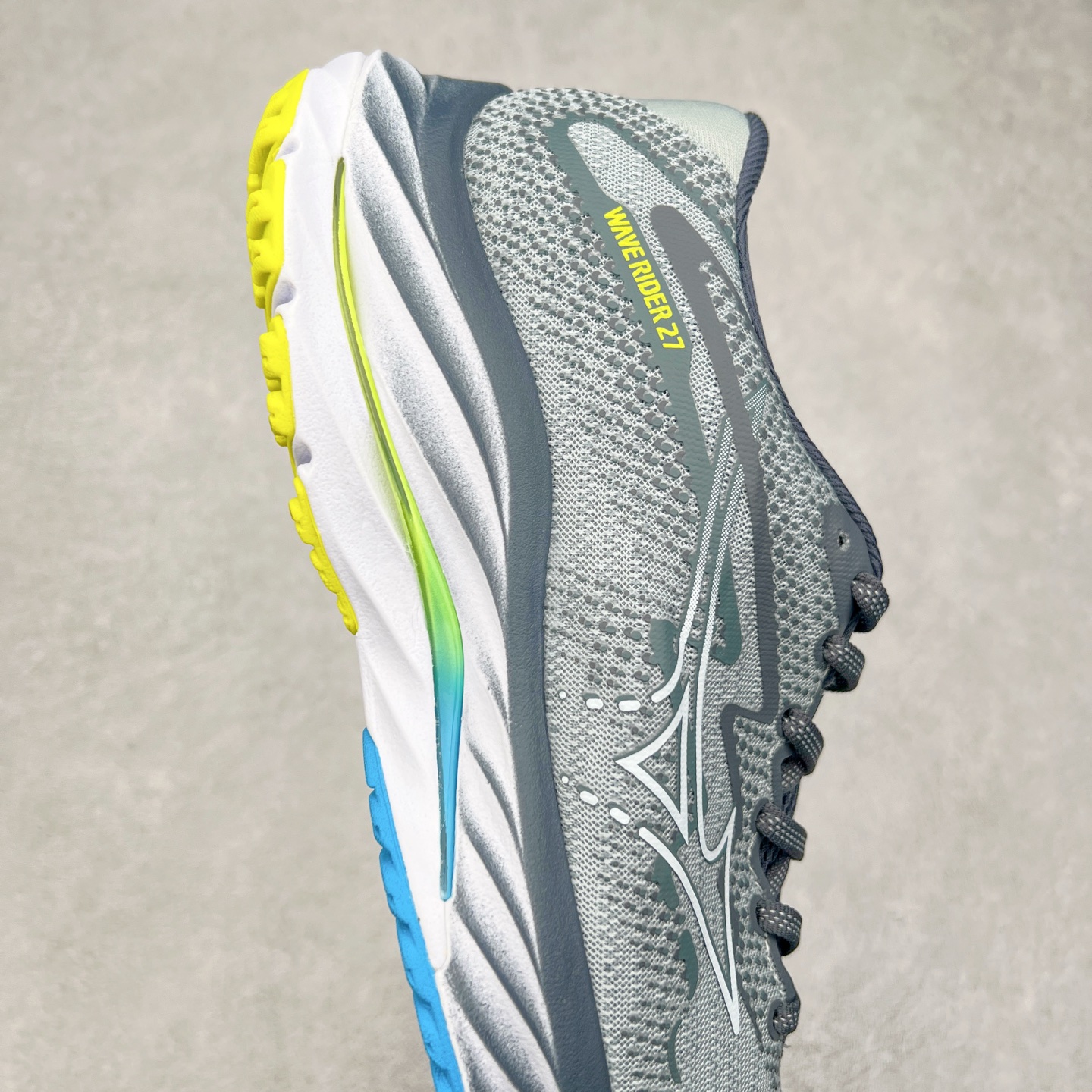 图片[6]-Mizuno Wave Rider 27 美津浓复古厚底织物合成革防滑耐磨透气低帮休闲跑步鞋 美津浓（Mizuno）是日本美津浓株式会社于1906年创立的运动品牌，经过一个多世纪的不断努力现已成为世界著名的运动器具、服装和鞋类生产商。美津浓力求服务于各类运动项目，并竭力使运动生活更加愉快和振奋。产品种类齐全，覆盖几乎全部主要运动项目，达到30万多个品类。尺码：36 36.5 37.5 38 38.5 39 40 40.5 41 42 42.5 43 44 44.5 45-选品中心