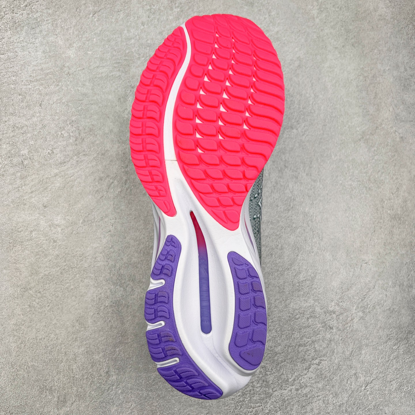 图片[9]-Mizuno Wave Rider 27 美津浓复古厚底织物合成革防滑耐磨透气低帮休闲跑步鞋 美津浓（Mizuno）是日本美津浓株式会社于1906年创立的运动品牌，经过一个多世纪的不断努力现已成为世界著名的运动器具、服装和鞋类生产商。美津浓力求服务于各类运动项目，并竭力使运动生活更加愉快和振奋。产品种类齐全，覆盖几乎全部主要运动项目，达到30万多个品类。尺码：36 36.5 37.5 38 38.5 39 40 40.5 41 42 42.5 43 44 44.5 45-选品中心