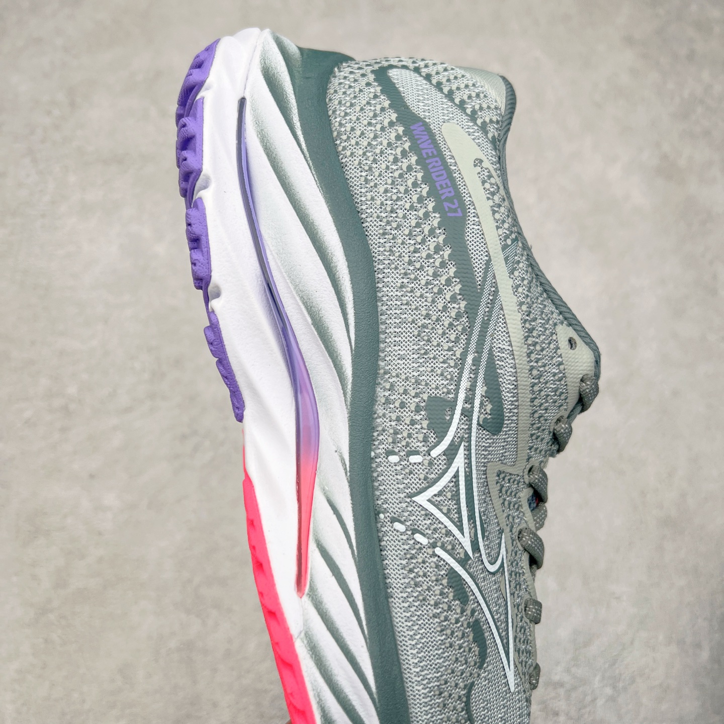 图片[6]-Mizuno Wave Rider 27 美津浓复古厚底织物合成革防滑耐磨透气低帮休闲跑步鞋 美津浓（Mizuno）是日本美津浓株式会社于1906年创立的运动品牌，经过一个多世纪的不断努力现已成为世界著名的运动器具、服装和鞋类生产商。美津浓力求服务于各类运动项目，并竭力使运动生活更加愉快和振奋。产品种类齐全，覆盖几乎全部主要运动项目，达到30万多个品类。尺码：36 36.5 37.5 38 38.5 39 40 40.5 41 42 42.5 43 44 44.5 45-选品中心