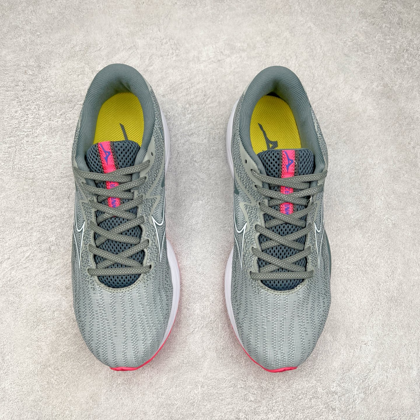 图片[2]-Mizuno Wave Rider 27 美津浓复古厚底织物合成革防滑耐磨透气低帮休闲跑步鞋 美津浓（Mizuno）是日本美津浓株式会社于1906年创立的运动品牌，经过一个多世纪的不断努力现已成为世界著名的运动器具、服装和鞋类生产商。美津浓力求服务于各类运动项目，并竭力使运动生活更加愉快和振奋。产品种类齐全，覆盖几乎全部主要运动项目，达到30万多个品类。尺码：36 36.5 37.5 38 38.5 39 40 40.5 41 42 42.5 43 44 44.5 45-选品中心