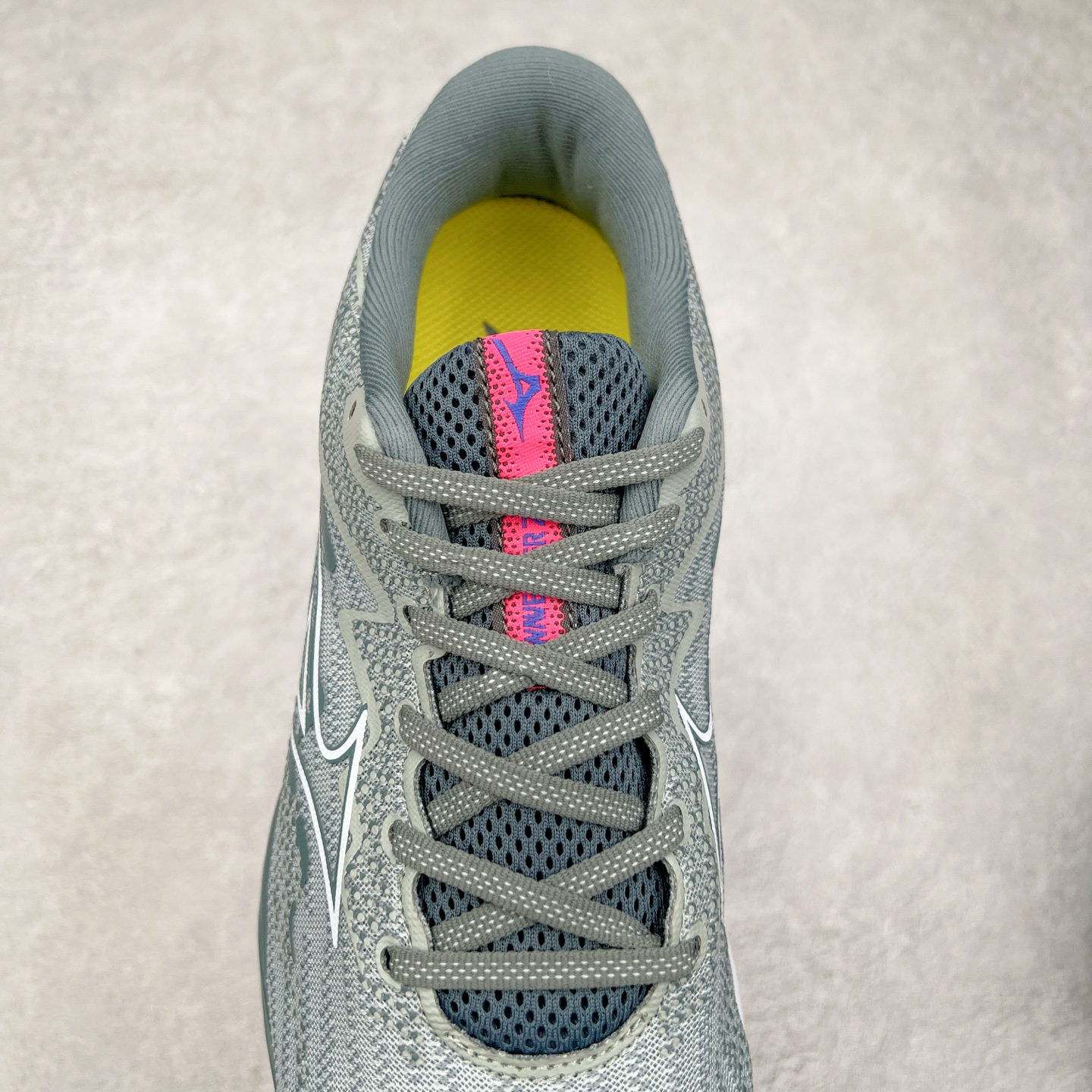 图片[5]-Mizuno Wave Rider 27 美津浓复古厚底织物合成革防滑耐磨透气低帮休闲跑步鞋 美津浓（Mizuno）是日本美津浓株式会社于1906年创立的运动品牌，经过一个多世纪的不断努力现已成为世界著名的运动器具、服装和鞋类生产商。美津浓力求服务于各类运动项目，并竭力使运动生活更加愉快和振奋。产品种类齐全，覆盖几乎全部主要运动项目，达到30万多个品类。尺码：36 36.5 37.5 38 38.5 39 40 40.5 41 42 42.5 43 44 44.5 45-选品中心