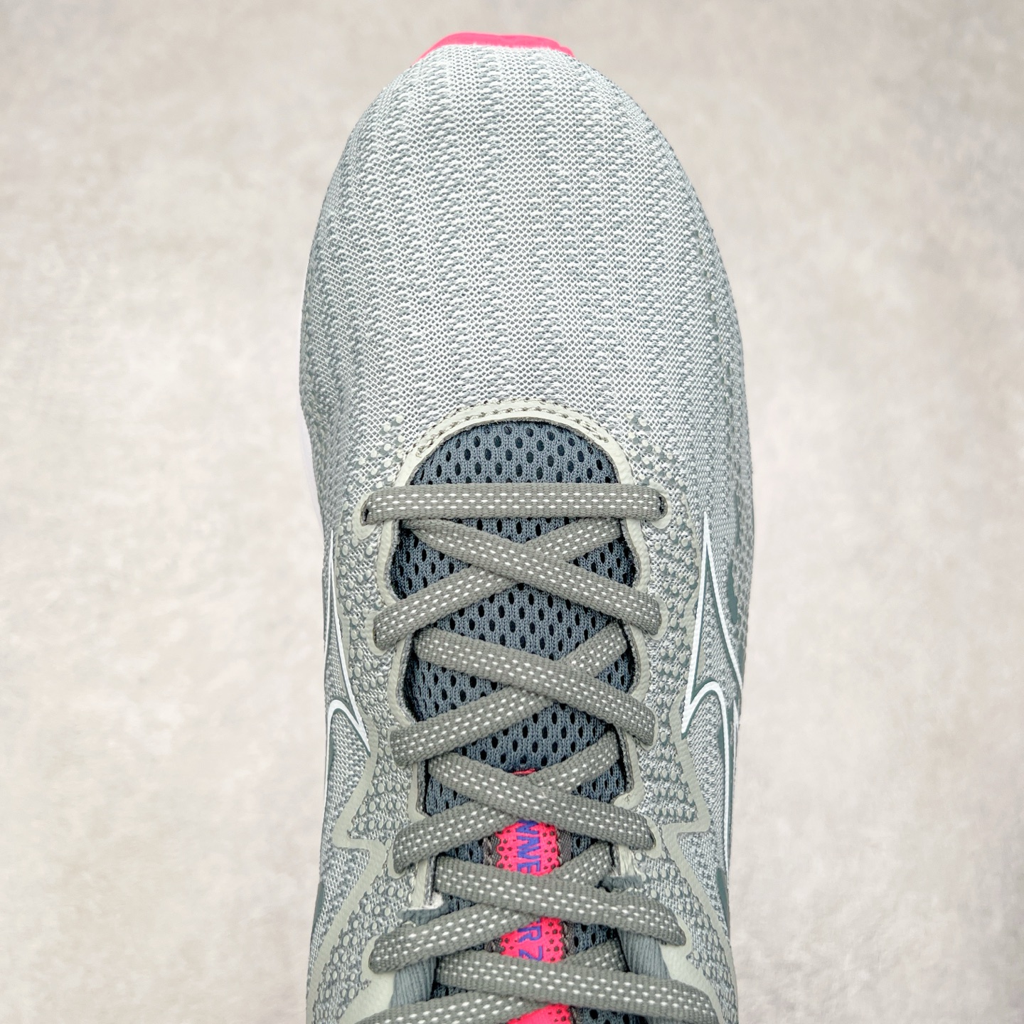 图片[4]-Mizuno Wave Rider 27 美津浓复古厚底织物合成革防滑耐磨透气低帮休闲跑步鞋 美津浓（Mizuno）是日本美津浓株式会社于1906年创立的运动品牌，经过一个多世纪的不断努力现已成为世界著名的运动器具、服装和鞋类生产商。美津浓力求服务于各类运动项目，并竭力使运动生活更加愉快和振奋。产品种类齐全，覆盖几乎全部主要运动项目，达到30万多个品类。尺码：36 36.5 37.5 38 38.5 39 40 40.5 41 42 42.5 43 44 44.5 45-选品中心