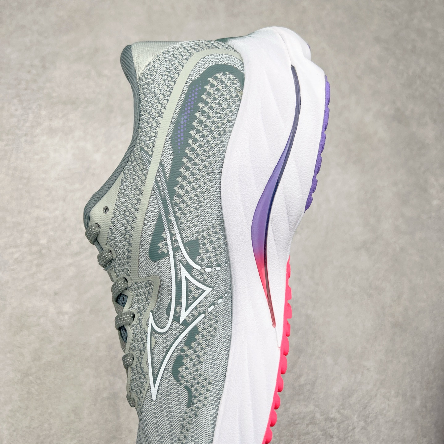 图片[7]-Mizuno Wave Rider 27 美津浓复古厚底织物合成革防滑耐磨透气低帮休闲跑步鞋 美津浓（Mizuno）是日本美津浓株式会社于1906年创立的运动品牌，经过一个多世纪的不断努力现已成为世界著名的运动器具、服装和鞋类生产商。美津浓力求服务于各类运动项目，并竭力使运动生活更加愉快和振奋。产品种类齐全，覆盖几乎全部主要运动项目，达到30万多个品类。尺码：36 36.5 37.5 38 38.5 39 40 40.5 41 42 42.5 43 44 44.5 45-选品中心