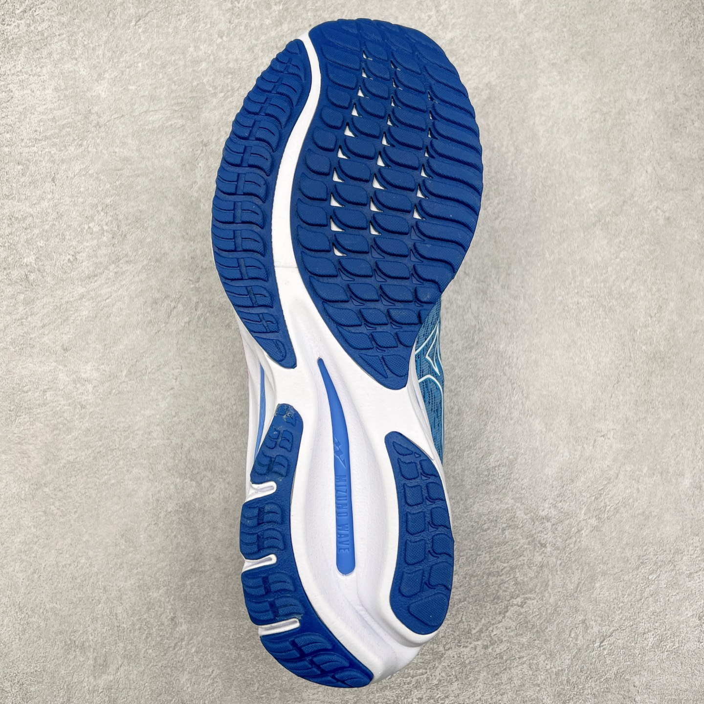 图片[9]-Mizuno Wave Rider 27 美津浓复古厚底织物合成革防滑耐磨透气低帮休闲跑步鞋 美津浓（Mizuno）是日本美津浓株式会社于1906年创立的运动品牌，经过一个多世纪的不断努力现已成为世界著名的运动器具、服装和鞋类生产商。美津浓力求服务于各类运动项目，并竭力使运动生活更加愉快和振奋。产品种类齐全，覆盖几乎全部主要运动项目，达到30万多个品类。尺码：36 36.5 37.5 38 38.5 39 40 40.5 41 42 42.5 43 44 44.5 45-选品中心