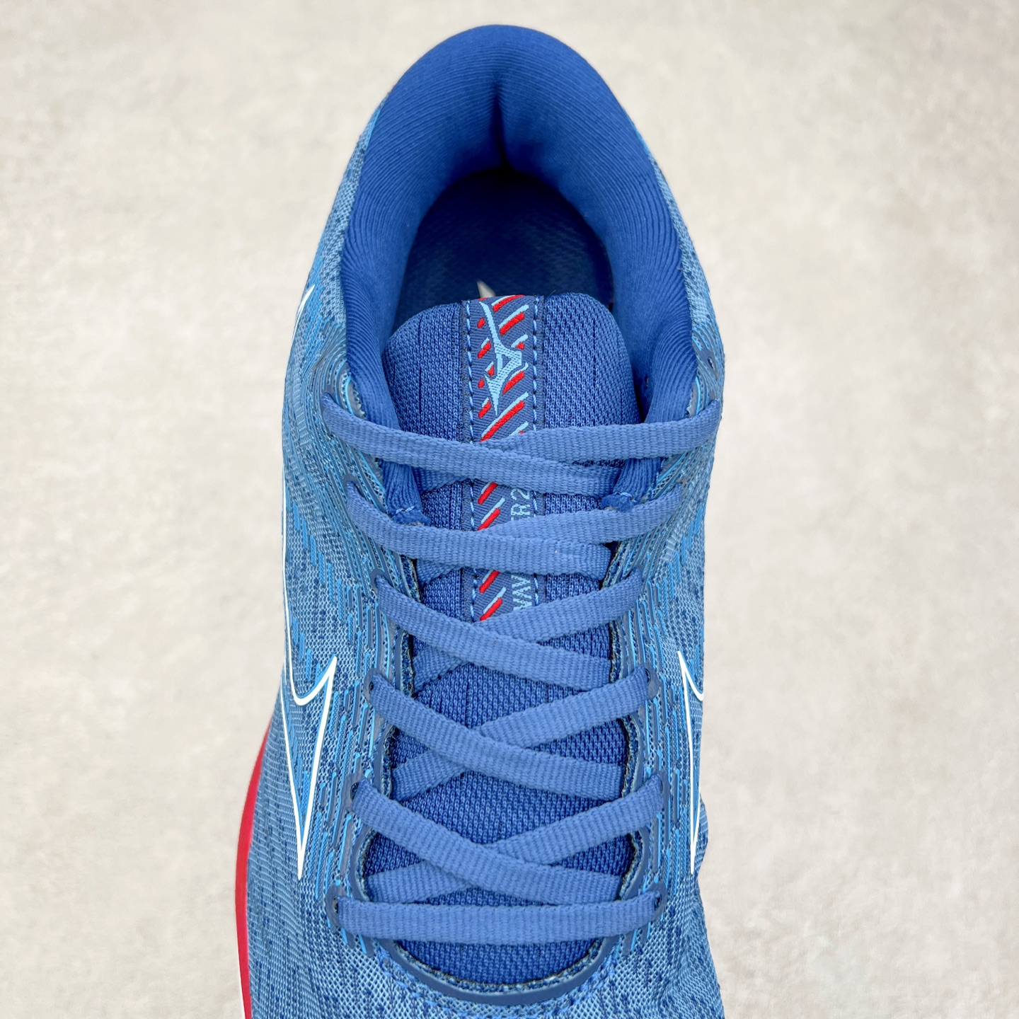 图片[5]-Mizuno Wave Rider 27 美津浓复古厚底织物合成革防滑耐磨透气低帮休闲跑步鞋 美津浓（Mizuno）是日本美津浓株式会社于1906年创立的运动品牌，经过一个多世纪的不断努力现已成为世界著名的运动器具、服装和鞋类生产商。美津浓力求服务于各类运动项目，并竭力使运动生活更加愉快和振奋。产品种类齐全，覆盖几乎全部主要运动项目，达到30万多个品类。尺码：36 36.5 37.5 38 38.5 39 40 40.5 41 42 42.5 43 44 44.5 45-选品中心