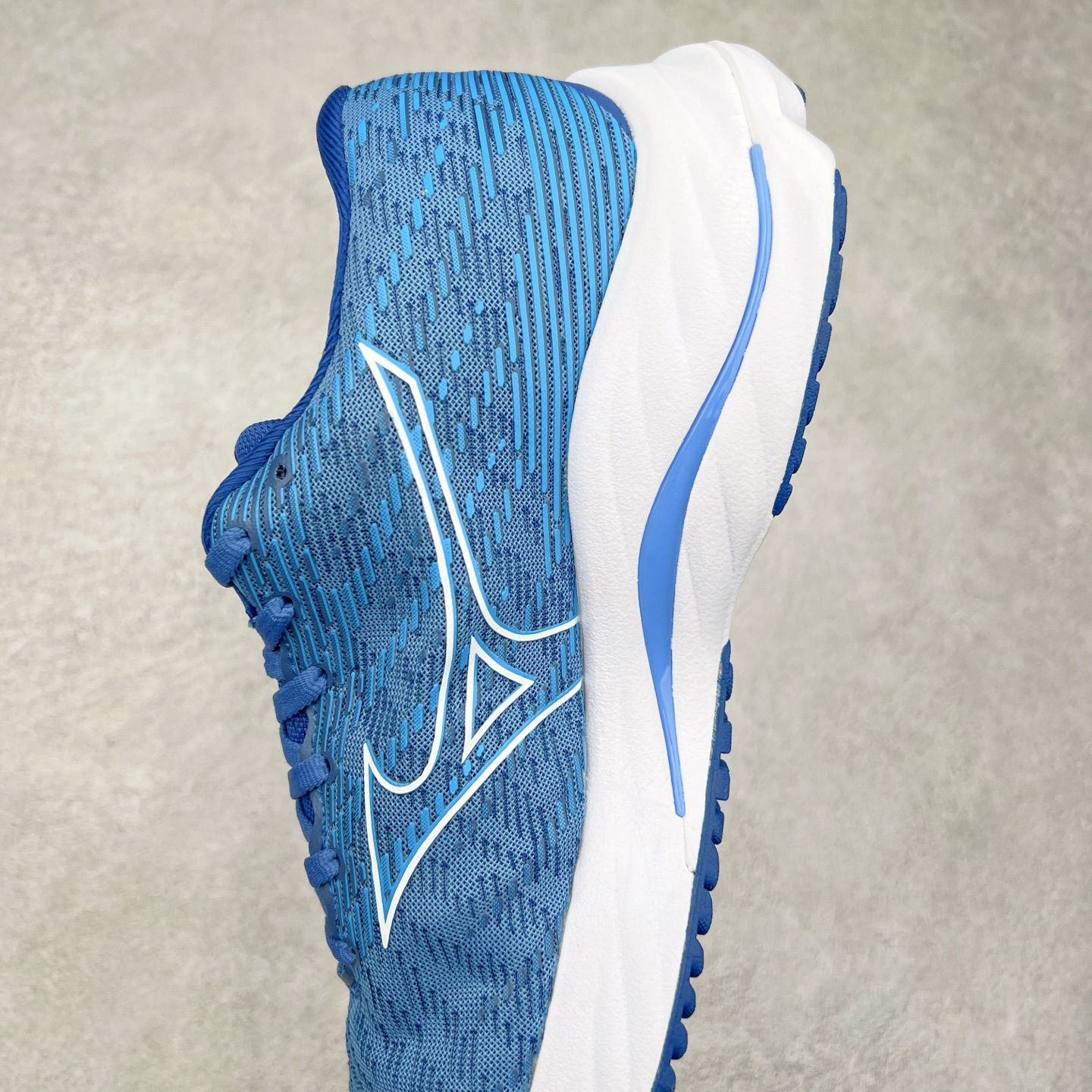 图片[7]-Mizuno Wave Rider 27 美津浓复古厚底织物合成革防滑耐磨透气低帮休闲跑步鞋 美津浓（Mizuno）是日本美津浓株式会社于1906年创立的运动品牌，经过一个多世纪的不断努力现已成为世界著名的运动器具、服装和鞋类生产商。美津浓力求服务于各类运动项目，并竭力使运动生活更加愉快和振奋。产品种类齐全，覆盖几乎全部主要运动项目，达到30万多个品类。尺码：36 36.5 37.5 38 38.5 39 40 40.5 41 42 42.5 43 44 44.5 45-选品中心