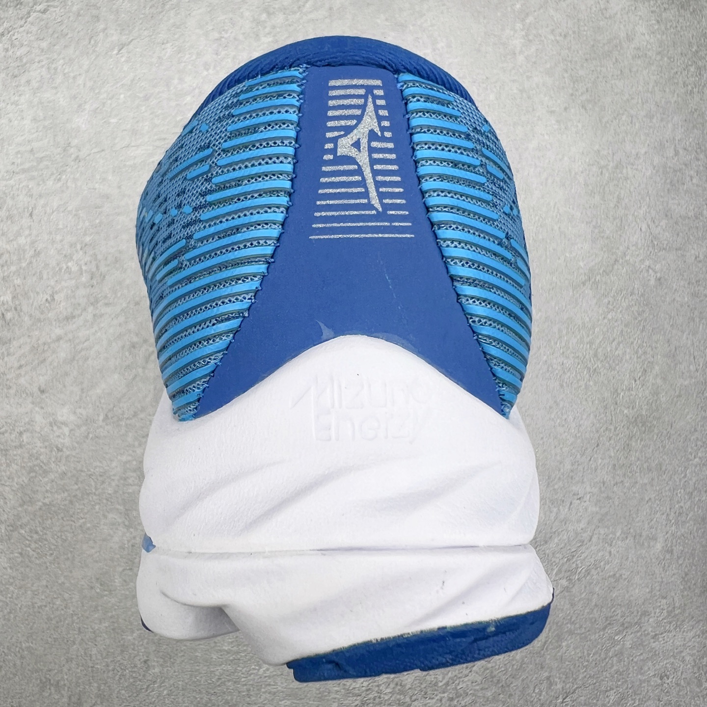 图片[8]-Mizuno Wave Rider 27 美津浓复古厚底织物合成革防滑耐磨透气低帮休闲跑步鞋 美津浓（Mizuno）是日本美津浓株式会社于1906年创立的运动品牌，经过一个多世纪的不断努力现已成为世界著名的运动器具、服装和鞋类生产商。美津浓力求服务于各类运动项目，并竭力使运动生活更加愉快和振奋。产品种类齐全，覆盖几乎全部主要运动项目，达到30万多个品类。尺码：36 36.5 37.5 38 38.5 39 40 40.5 41 42 42.5 43 44 44.5 45-选品中心