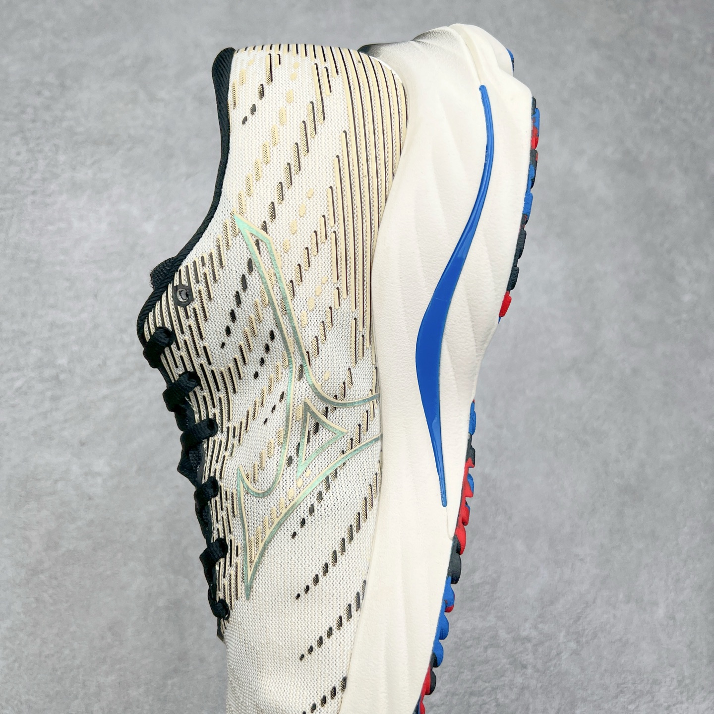 图片[7]-Mizuno Wave Rider 27 美津浓复古厚底织物合成革防滑耐磨透气低帮休闲跑步鞋 美津浓（Mizuno）是日本美津浓株式会社于1906年创立的运动品牌，经过一个多世纪的不断努力现已成为世界著名的运动器具、服装和鞋类生产商。美津浓力求服务于各类运动项目，并竭力使运动生活更加愉快和振奋。产品种类齐全，覆盖几乎全部主要运动项目，达到30万多个品类。尺码：36 36.5 37.5 38 38.5 39 40 40.5 41 42 42.5 43 44 44.5 45-选品中心