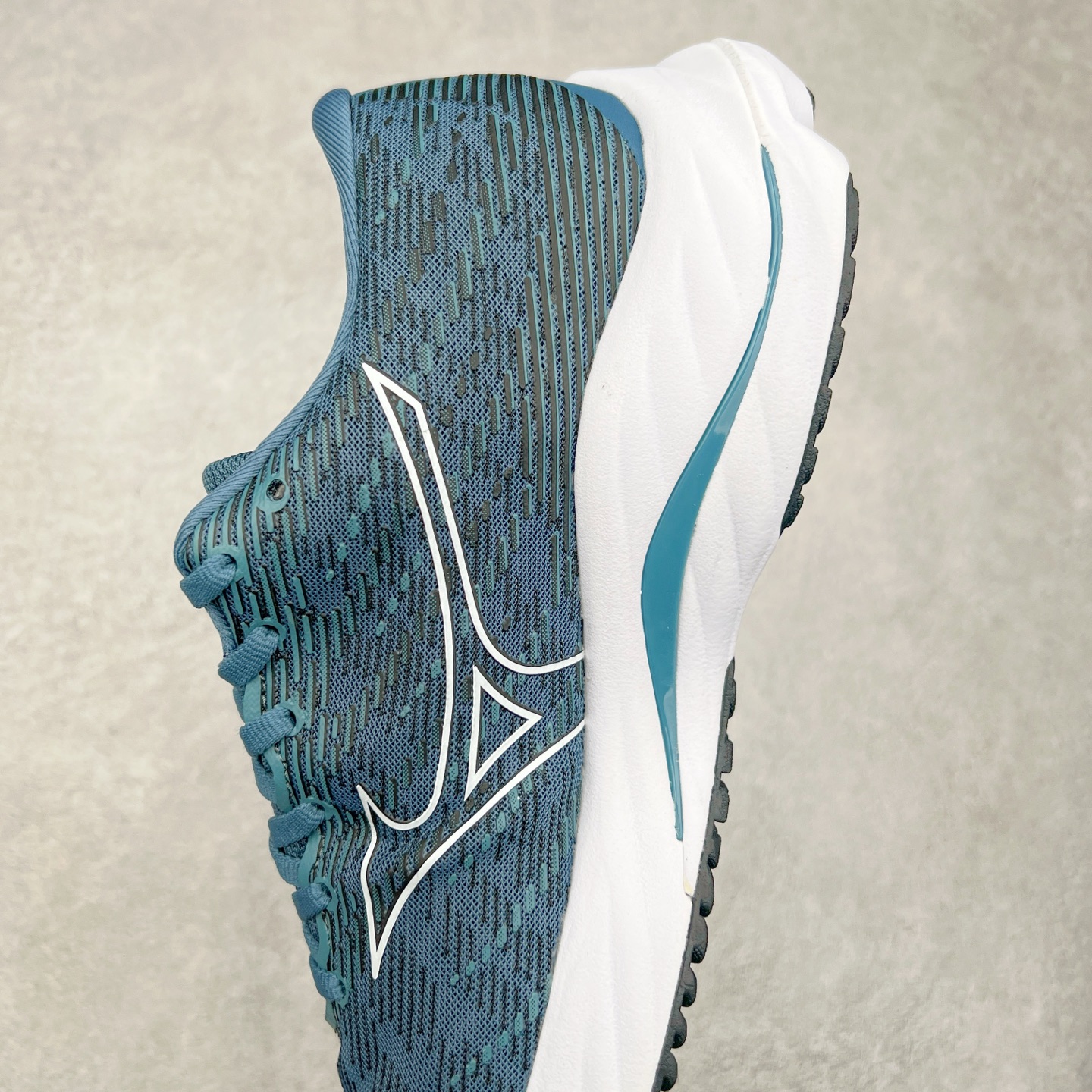 图片[7]-Mizuno Wave Rider 27 美津浓复古厚底织物合成革防滑耐磨透气低帮休闲跑步鞋 美津浓（Mizuno）是日本美津浓株式会社于1906年创立的运动品牌，经过一个多世纪的不断努力现已成为世界著名的运动器具、服装和鞋类生产商。美津浓力求服务于各类运动项目，并竭力使运动生活更加愉快和振奋。产品种类齐全，覆盖几乎全部主要运动项目，达到30万多个品类。尺码：36 36.5 37.5 38 38.5 39 40 40.5 41 42 42.5 43 44 44.5 45-选品中心