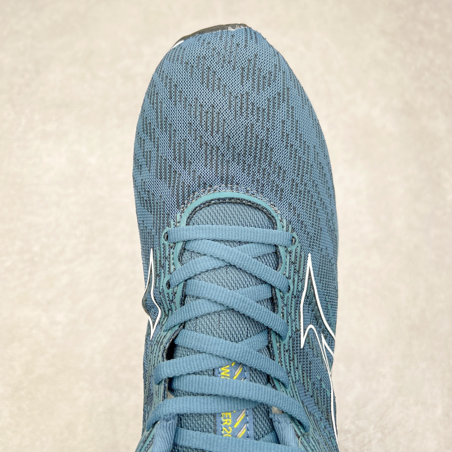 图片[4]-Mizuno Wave Rider 27 美津浓复古厚底织物合成革防滑耐磨透气低帮休闲跑步鞋 美津浓（Mizuno）是日本美津浓株式会社于1906年创立的运动品牌，经过一个多世纪的不断努力现已成为世界著名的运动器具、服装和鞋类生产商。美津浓力求服务于各类运动项目，并竭力使运动生活更加愉快和振奋。产品种类齐全，覆盖几乎全部主要运动项目，达到30万多个品类。尺码：36 36.5 37.5 38 38.5 39 40 40.5 41 42 42.5 43 44 44.5 45-选品中心