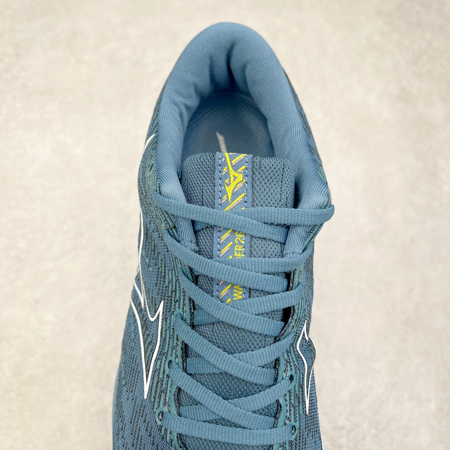 图片[5]-Mizuno Wave Rider 27 美津浓复古厚底织物合成革防滑耐磨透气低帮休闲跑步鞋 美津浓（Mizuno）是日本美津浓株式会社于1906年创立的运动品牌，经过一个多世纪的不断努力现已成为世界著名的运动器具、服装和鞋类生产商。美津浓力求服务于各类运动项目，并竭力使运动生活更加愉快和振奋。产品种类齐全，覆盖几乎全部主要运动项目，达到30万多个品类。尺码：36 36.5 37.5 38 38.5 39 40 40.5 41 42 42.5 43 44 44.5 45-选品中心