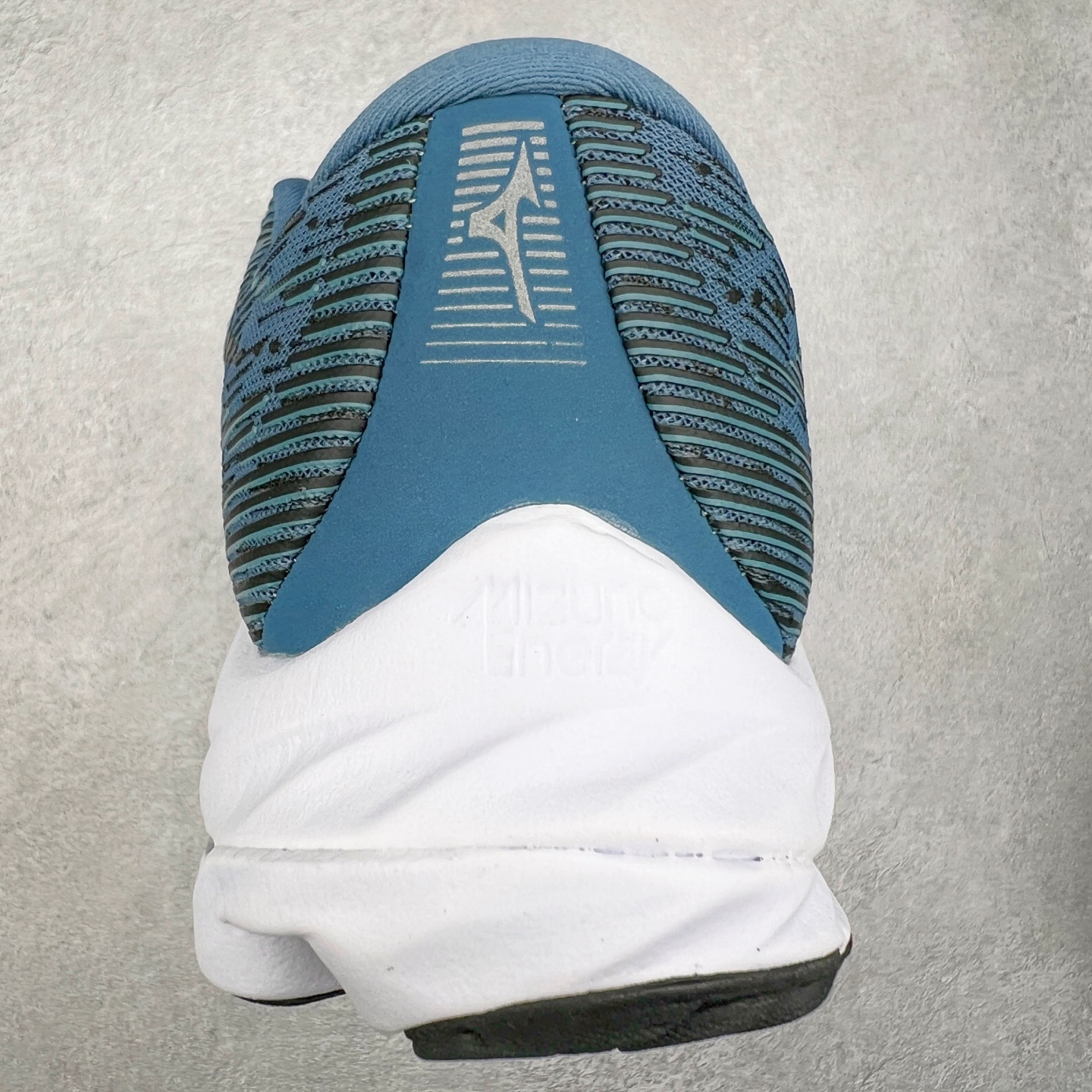 图片[8]-Mizuno Wave Rider 27 美津浓复古厚底织物合成革防滑耐磨透气低帮休闲跑步鞋 美津浓（Mizuno）是日本美津浓株式会社于1906年创立的运动品牌，经过一个多世纪的不断努力现已成为世界著名的运动器具、服装和鞋类生产商。美津浓力求服务于各类运动项目，并竭力使运动生活更加愉快和振奋。产品种类齐全，覆盖几乎全部主要运动项目，达到30万多个品类。尺码：36 36.5 37.5 38 38.5 39 40 40.5 41 42 42.5 43 44 44.5 45-选品中心