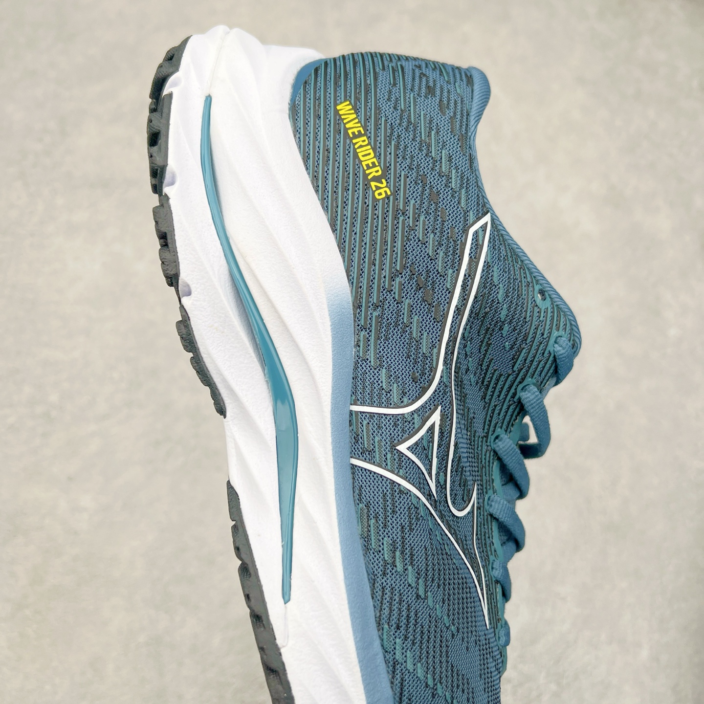 图片[6]-Mizuno Wave Rider 27 美津浓复古厚底织物合成革防滑耐磨透气低帮休闲跑步鞋 美津浓（Mizuno）是日本美津浓株式会社于1906年创立的运动品牌，经过一个多世纪的不断努力现已成为世界著名的运动器具、服装和鞋类生产商。美津浓力求服务于各类运动项目，并竭力使运动生活更加愉快和振奋。产品种类齐全，覆盖几乎全部主要运动项目，达到30万多个品类。尺码：36 36.5 37.5 38 38.5 39 40 40.5 41 42 42.5 43 44 44.5 45-选品中心