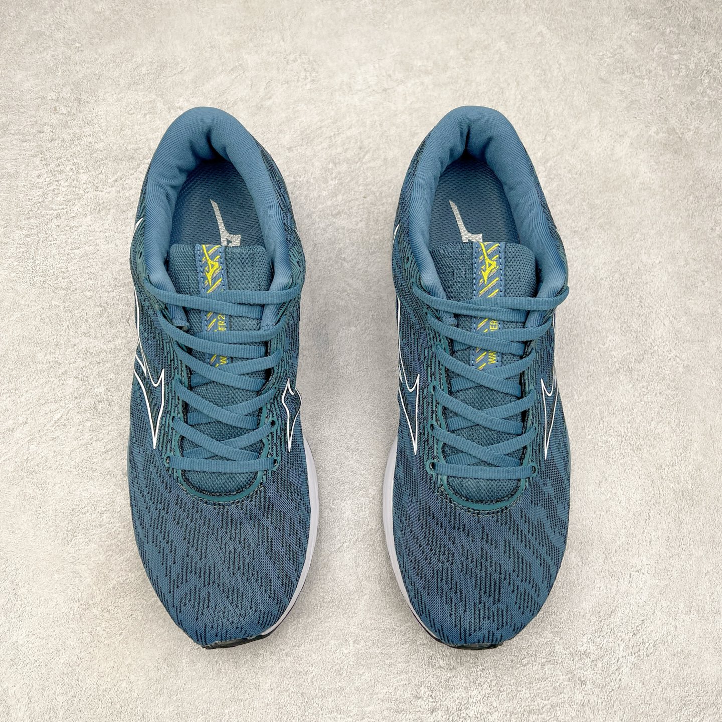 图片[2]-Mizuno Wave Rider 27 美津浓复古厚底织物合成革防滑耐磨透气低帮休闲跑步鞋 美津浓（Mizuno）是日本美津浓株式会社于1906年创立的运动品牌，经过一个多世纪的不断努力现已成为世界著名的运动器具、服装和鞋类生产商。美津浓力求服务于各类运动项目，并竭力使运动生活更加愉快和振奋。产品种类齐全，覆盖几乎全部主要运动项目，达到30万多个品类。尺码：36 36.5 37.5 38 38.5 39 40 40.5 41 42 42.5 43 44 44.5 45-选品中心