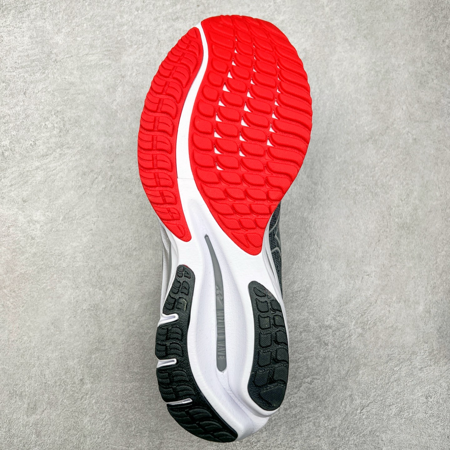 图片[9]-Mizuno Wave Rider 27 美津浓复古厚底织物合成革防滑耐磨透气低帮休闲跑步鞋 美津浓（Mizuno）是日本美津浓株式会社于1906年创立的运动品牌，经过一个多世纪的不断努力现已成为世界著名的运动器具、服装和鞋类生产商。美津浓力求服务于各类运动项目，并竭力使运动生活更加愉快和振奋。产品种类齐全，覆盖几乎全部主要运动项目，达到30万多个品类。尺码：36 36.5 37.5 38 38.5 39 40 40.5 41 42 42.5 43 44 44.5 45-选品中心